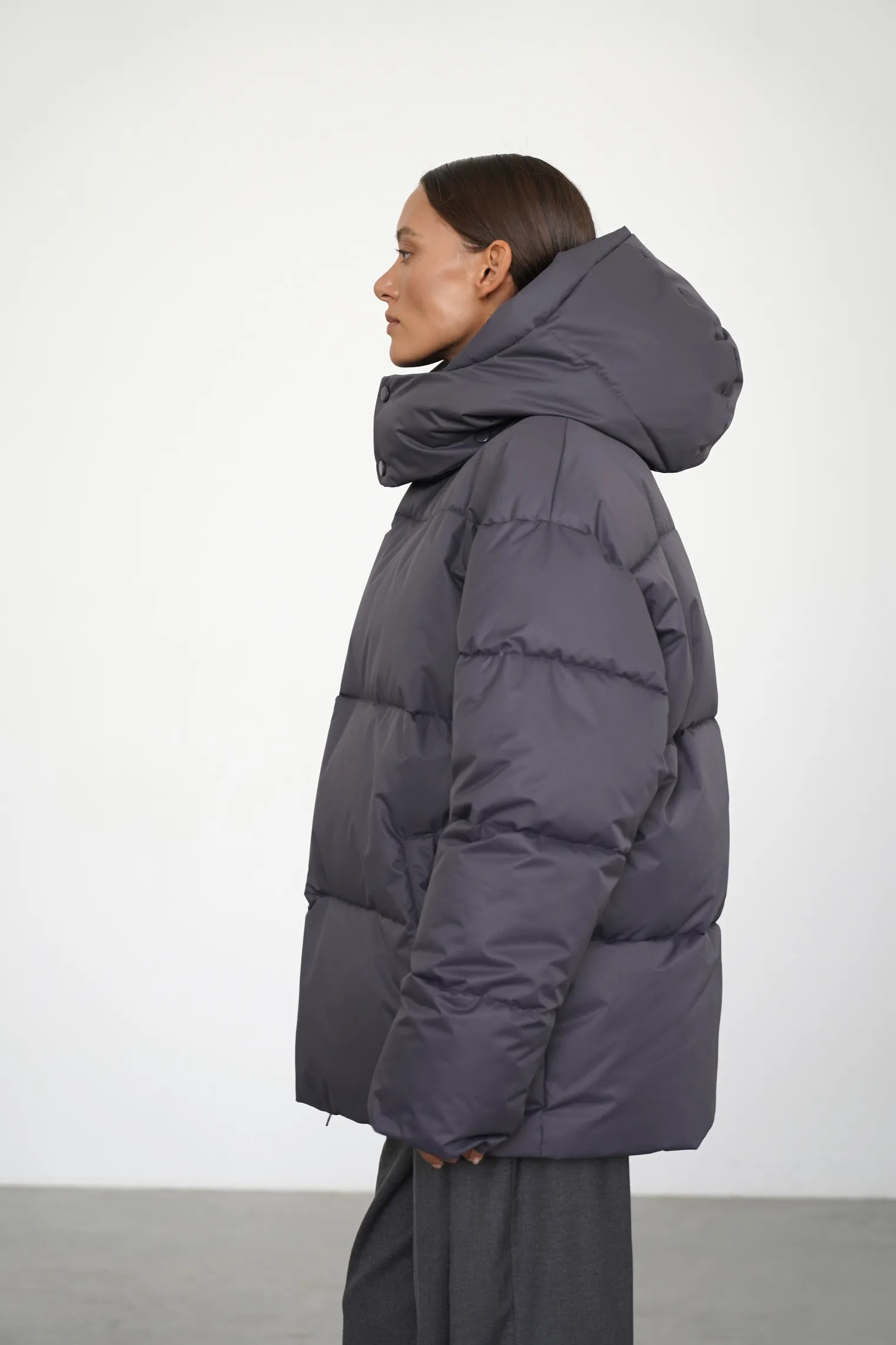 Пуховик стёганный с капюшоном графитового цвета фото 5
