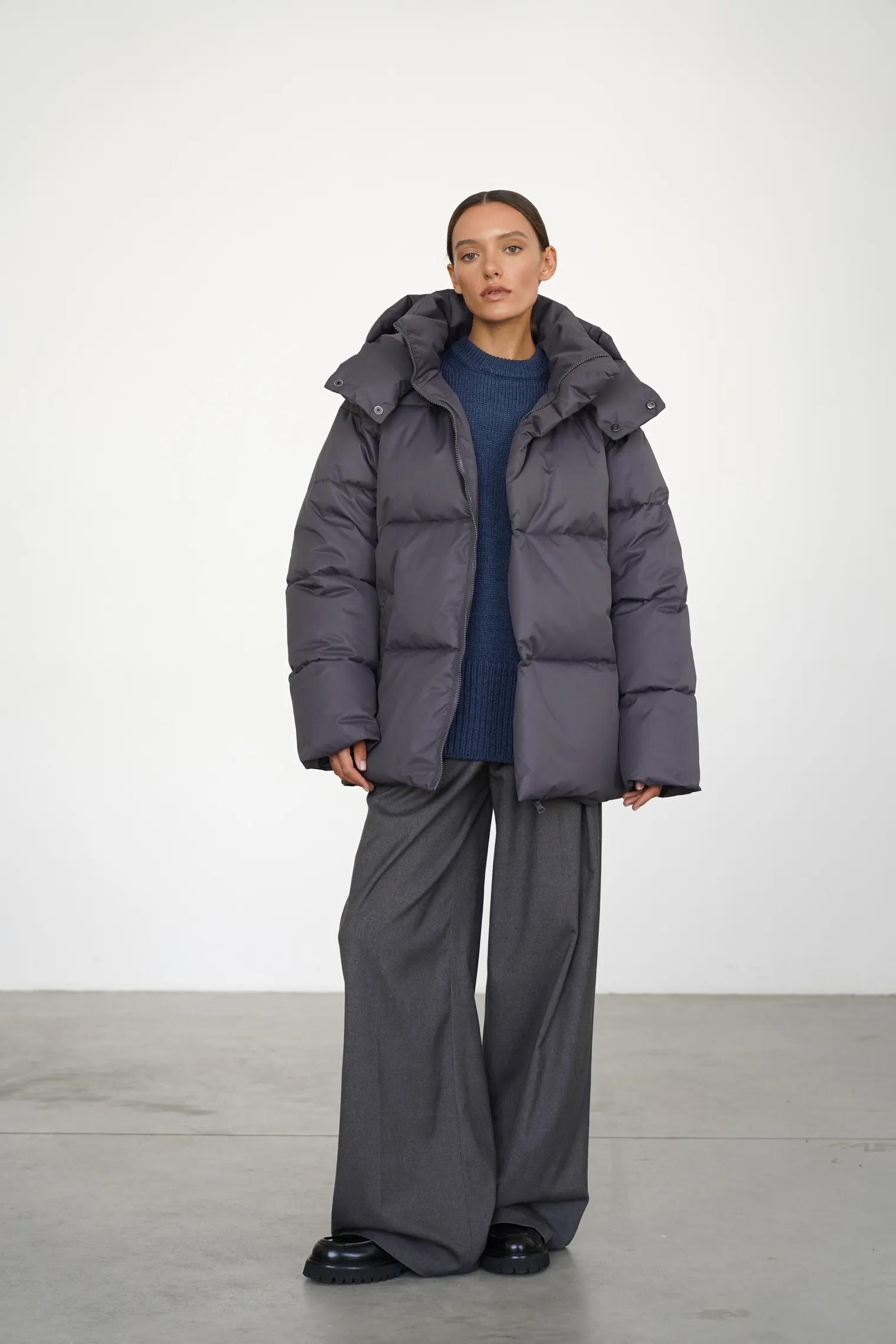 Пуховик стёганный с капюшоном графитового цвета фото 6