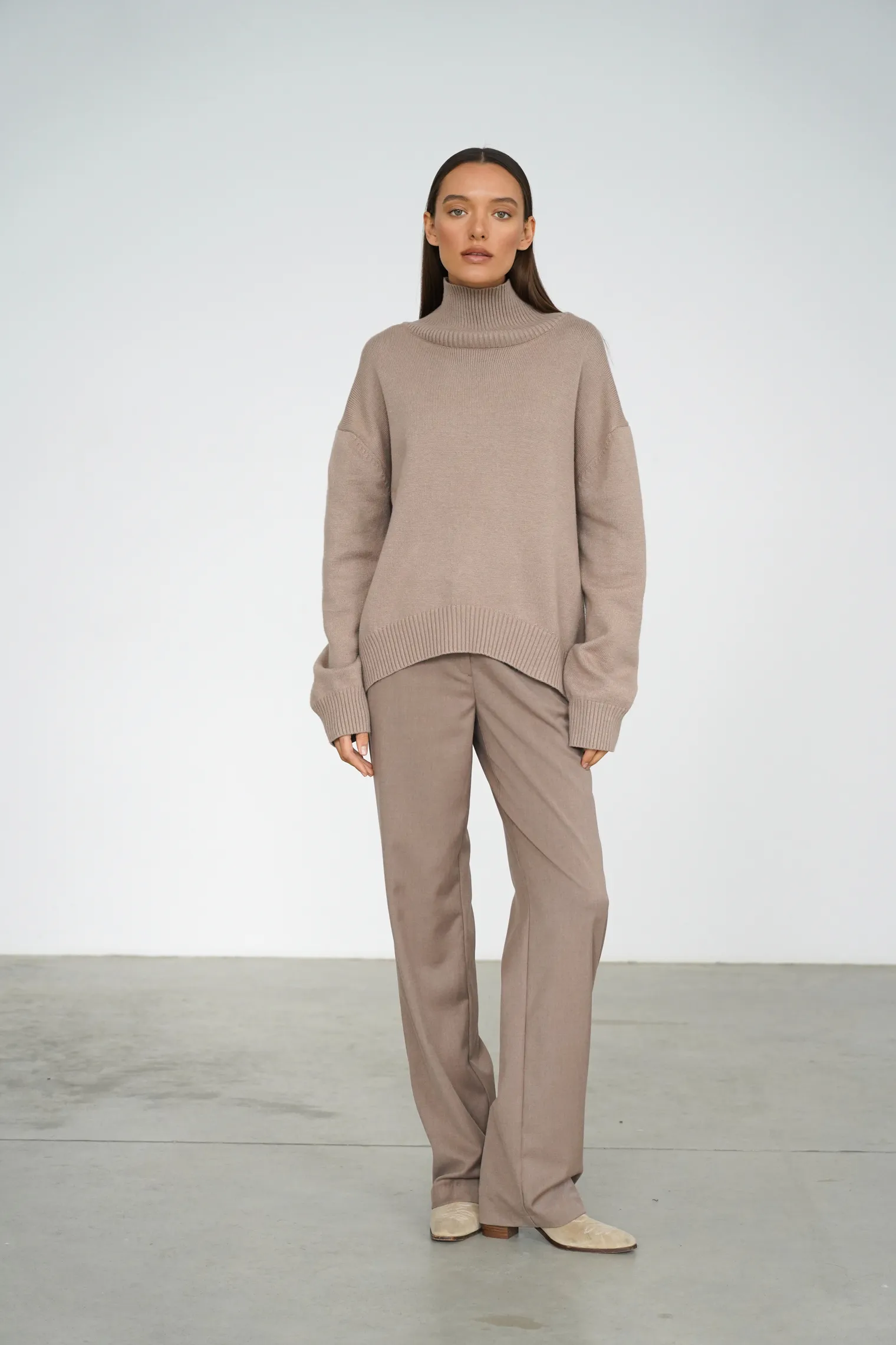 Джемпер мелкой вязки с высоким воротником бежевого цвета фото 3