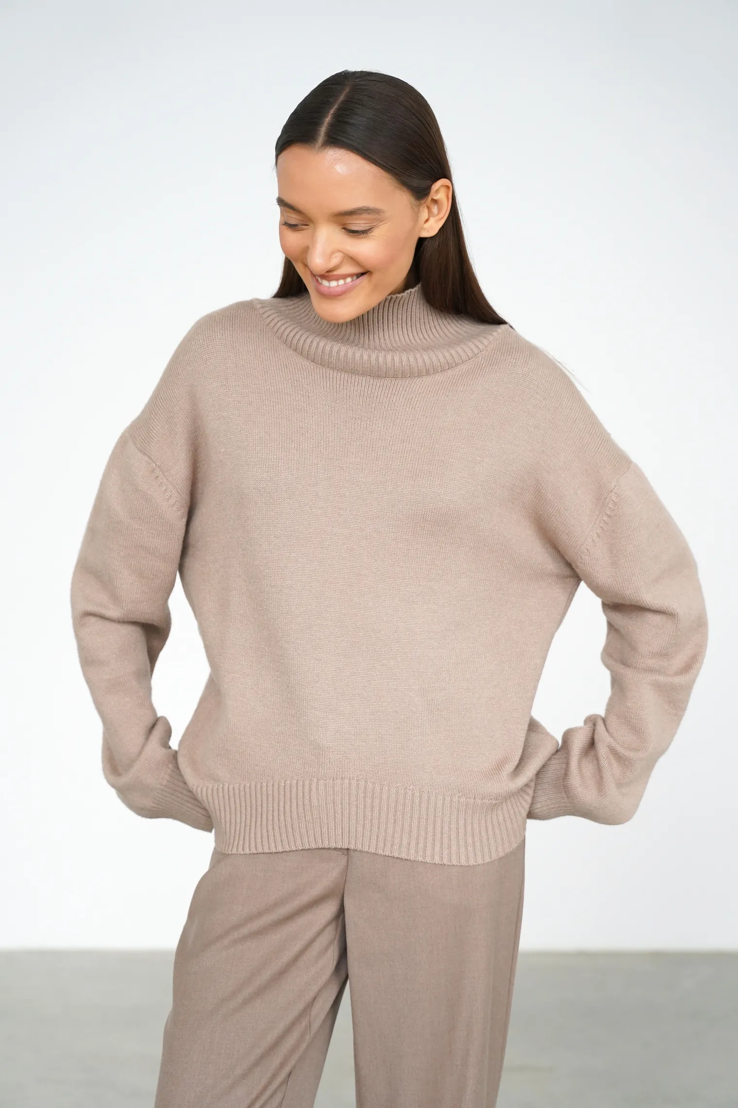 Джемпер мелкой вязки с высоким воротником бежевого цвета фото 5