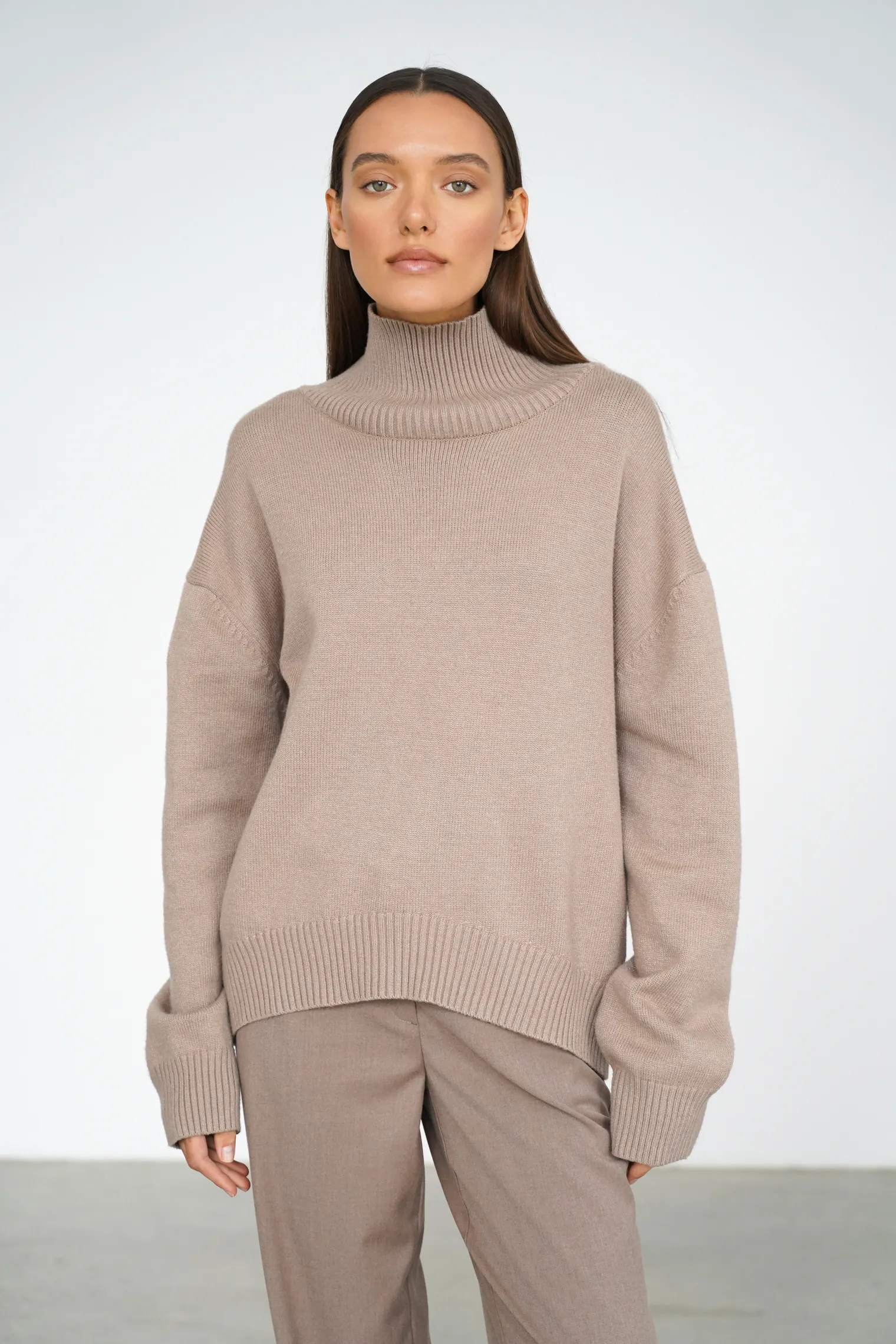 Джемпер мелкой вязки с высоким воротником бежевого цвета фото 7