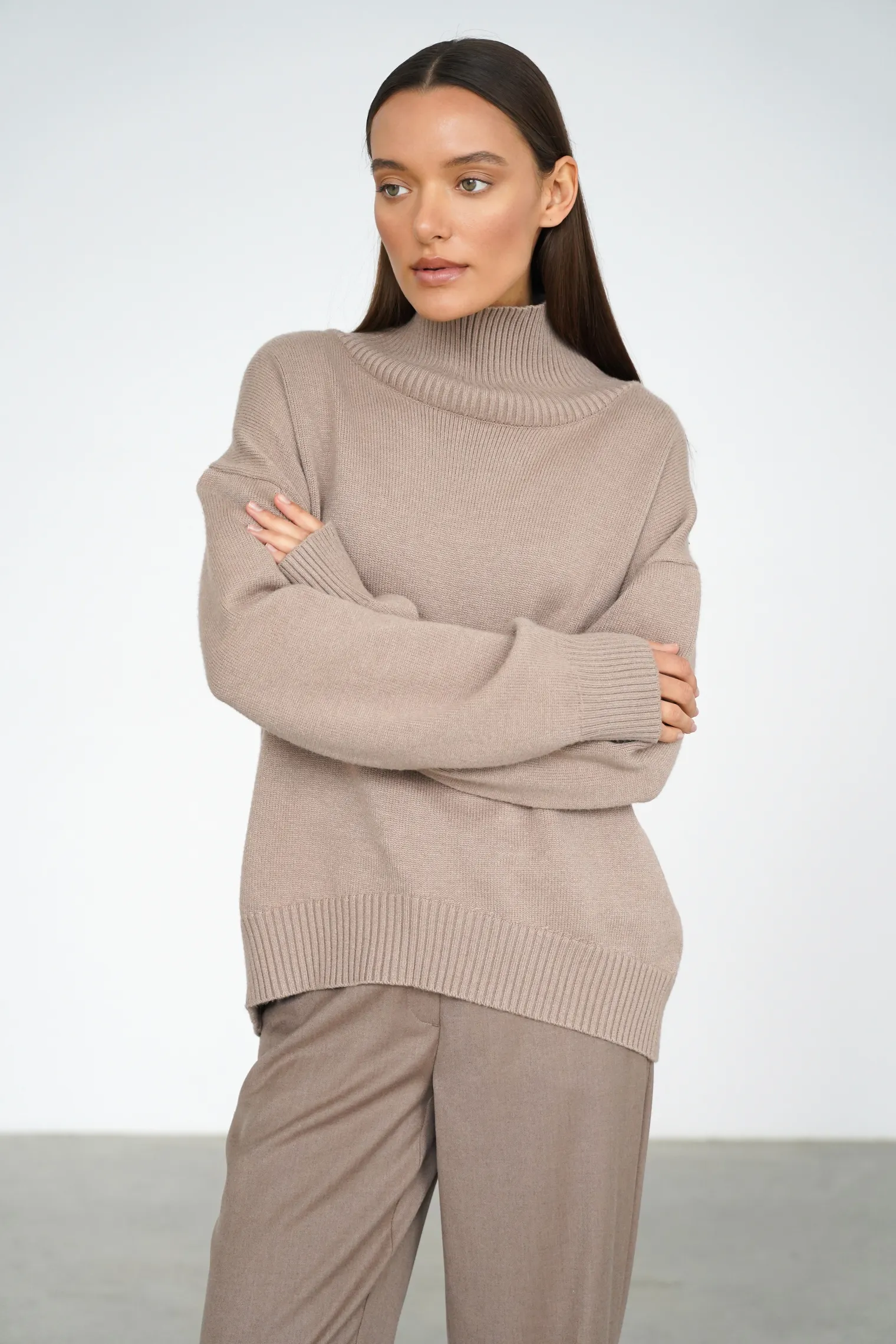 Джемпер мелкой вязки с высоким воротником бежевого цвета фото 1