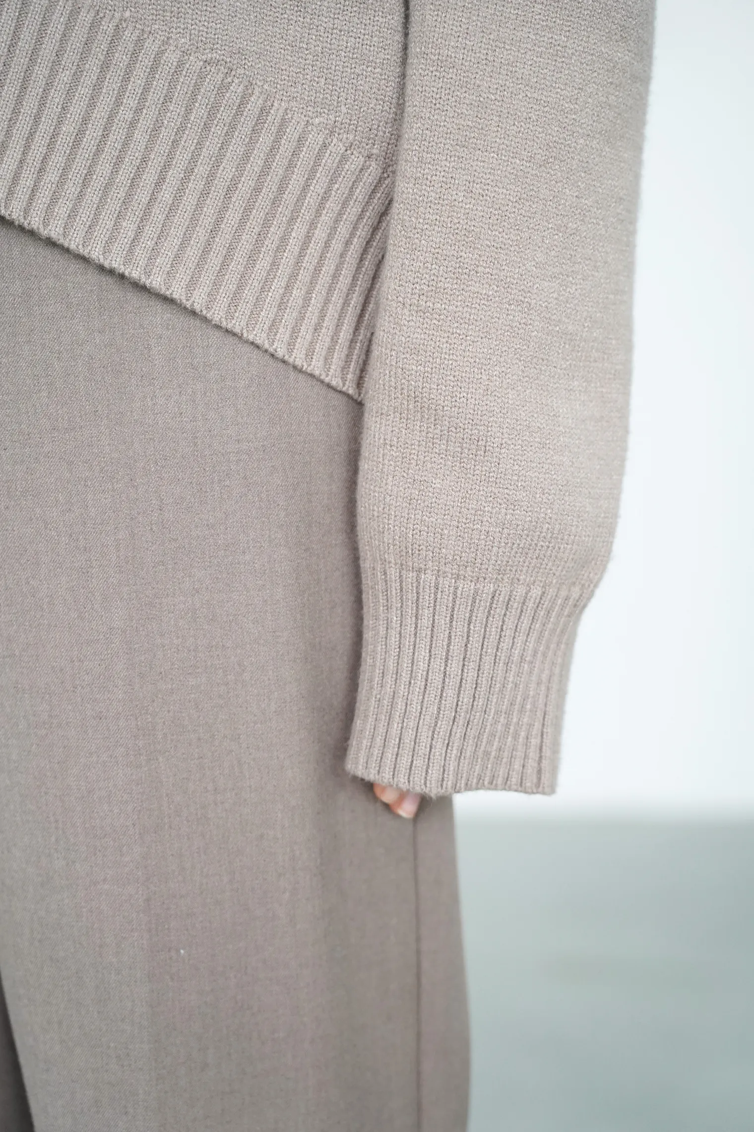 Джемпер мелкой вязки с высоким воротником бежевого цвета фото 6