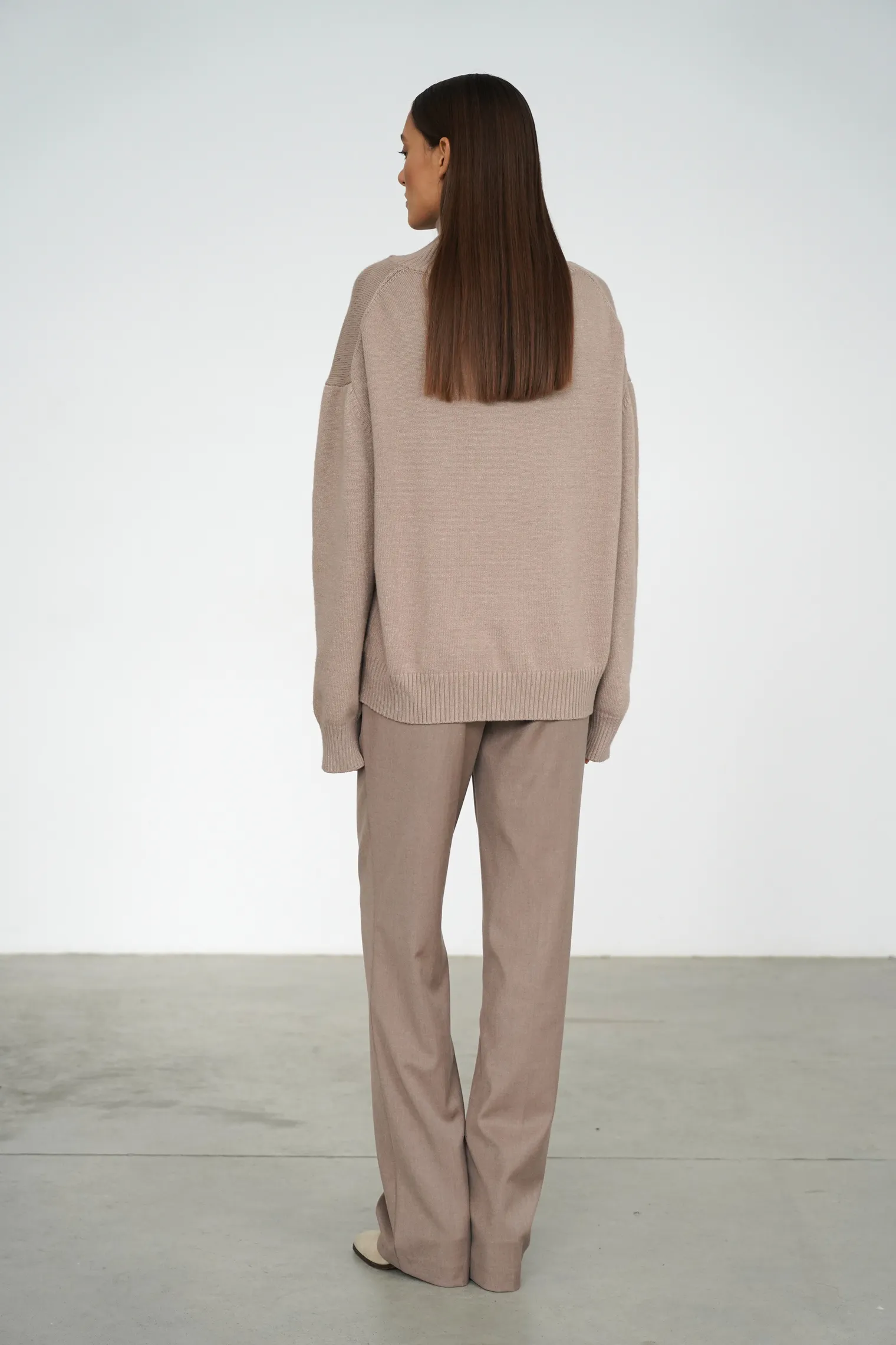 Джемпер мелкой вязки с высоким воротником бежевого цвета фото 4