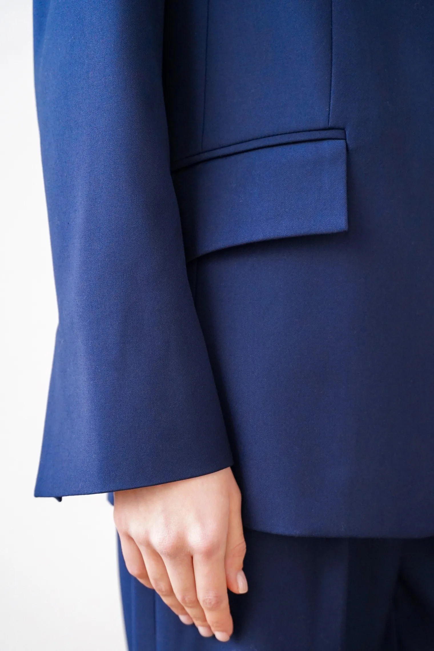 Однобортный жакет свободного кроя тёмно-синего цвета фото 6