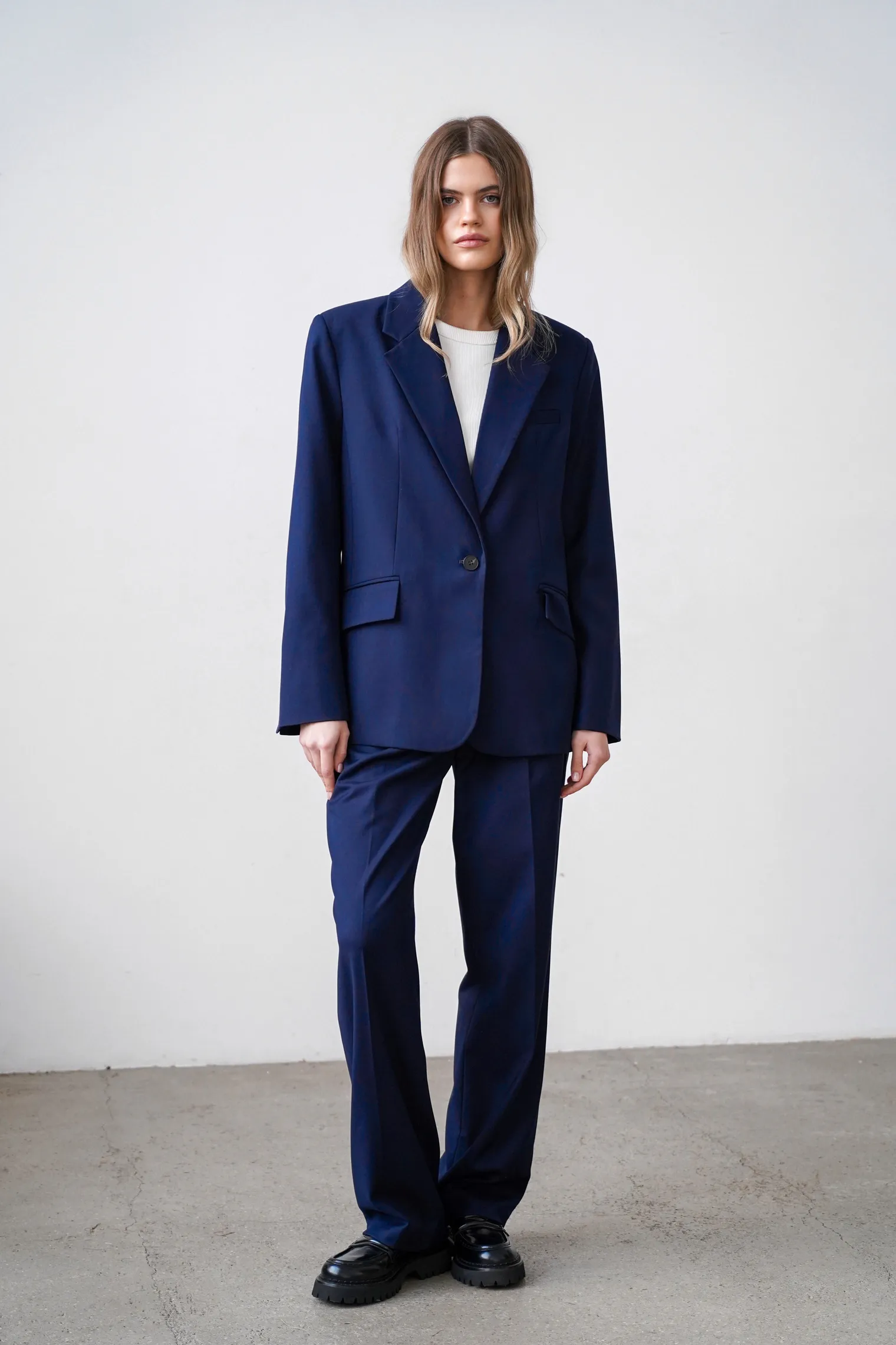 Однобортный жакет свободного кроя тёмно-синего цвета фото 3