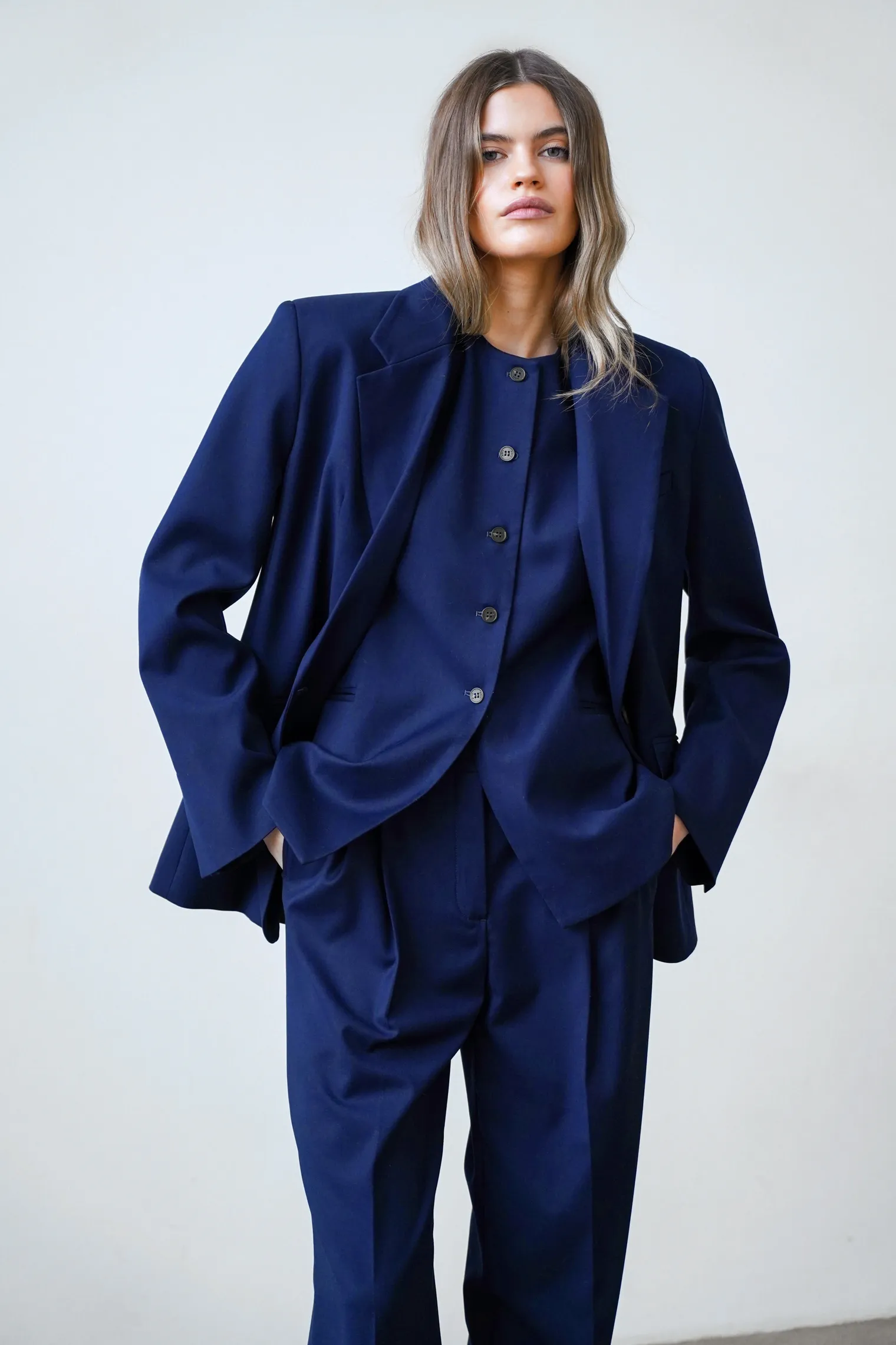 Однобортный жакет свободного кроя тёмно-синего цвета фото 7