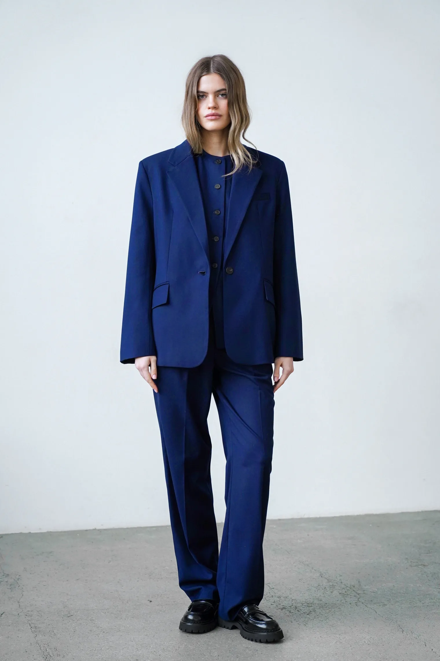 Однобортный жакет свободного кроя тёмно-синего цвета фото 5