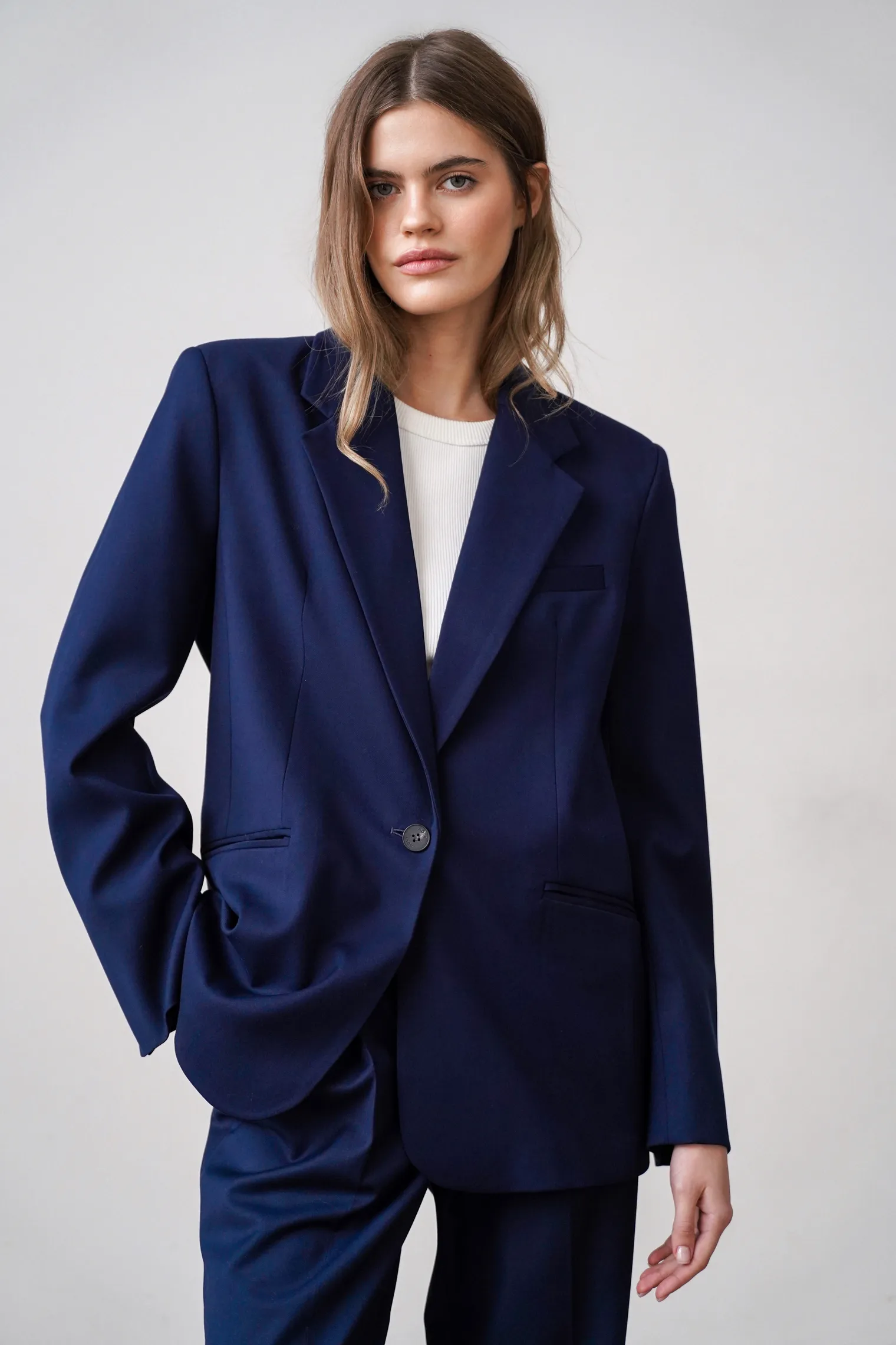 Однобортный жакет свободного кроя тёмно-синего цвета фото 4