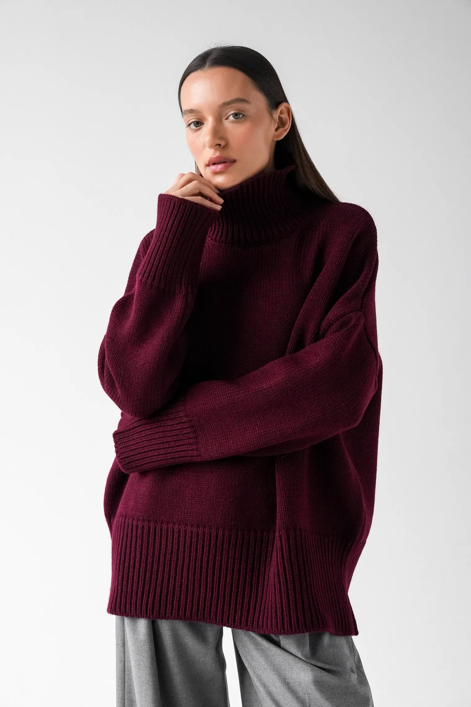 Джемпер крупной вязки с высоким воротником цвета бургундия фото 1