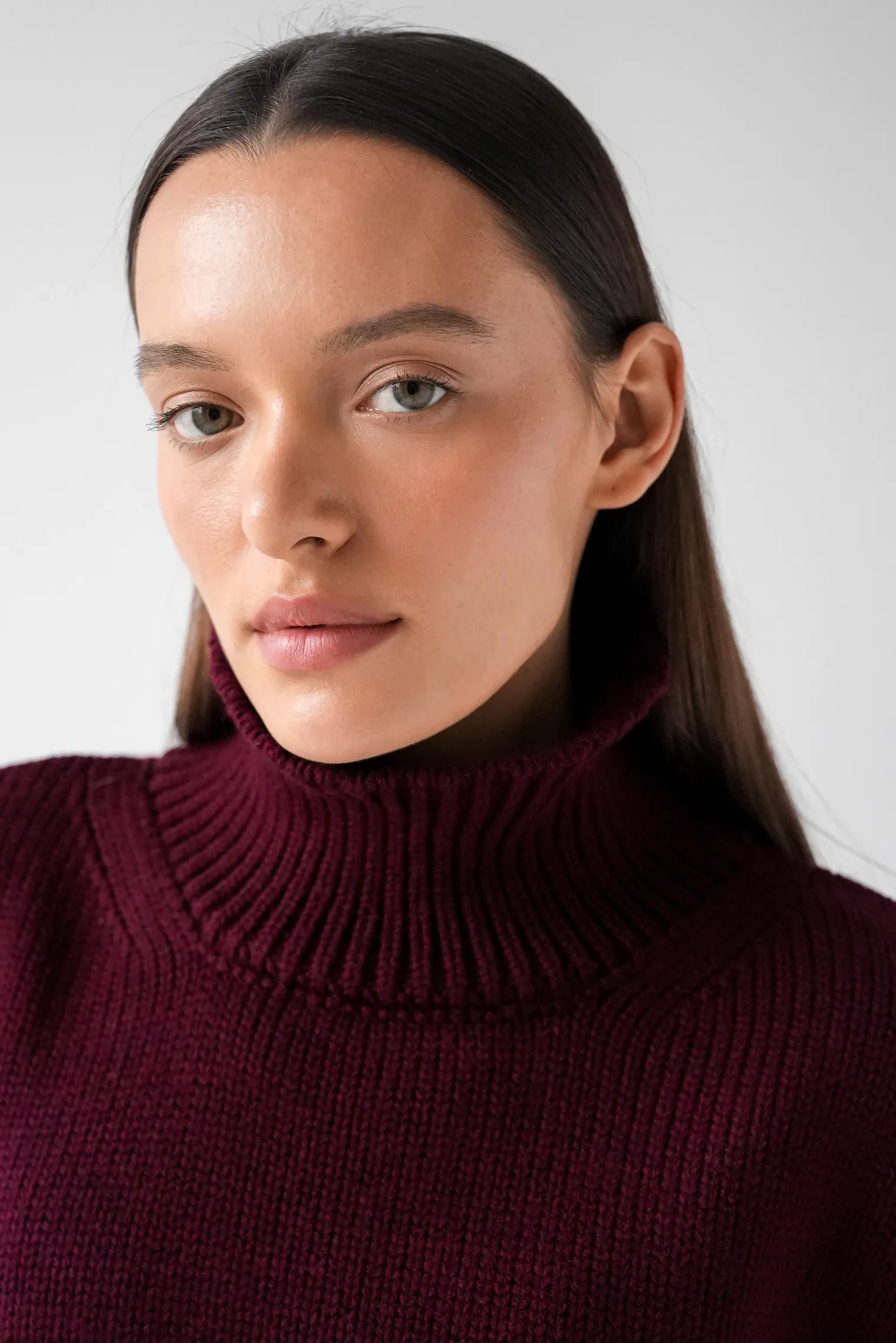 Джемпер крупной вязки с высоким воротником цвета бургундия фото 2