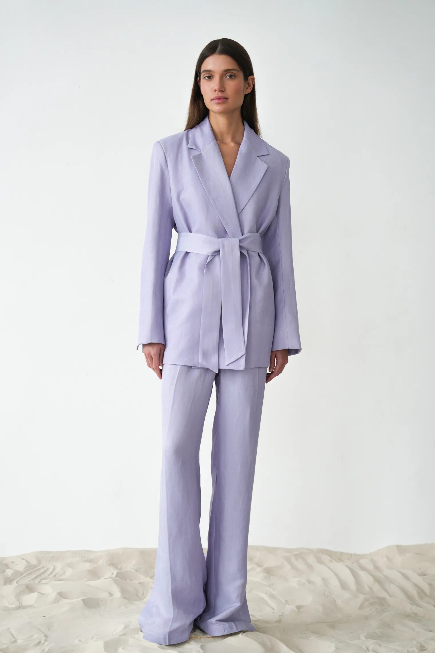 Жакет с поясом изо льна лавандового цвета фото 5