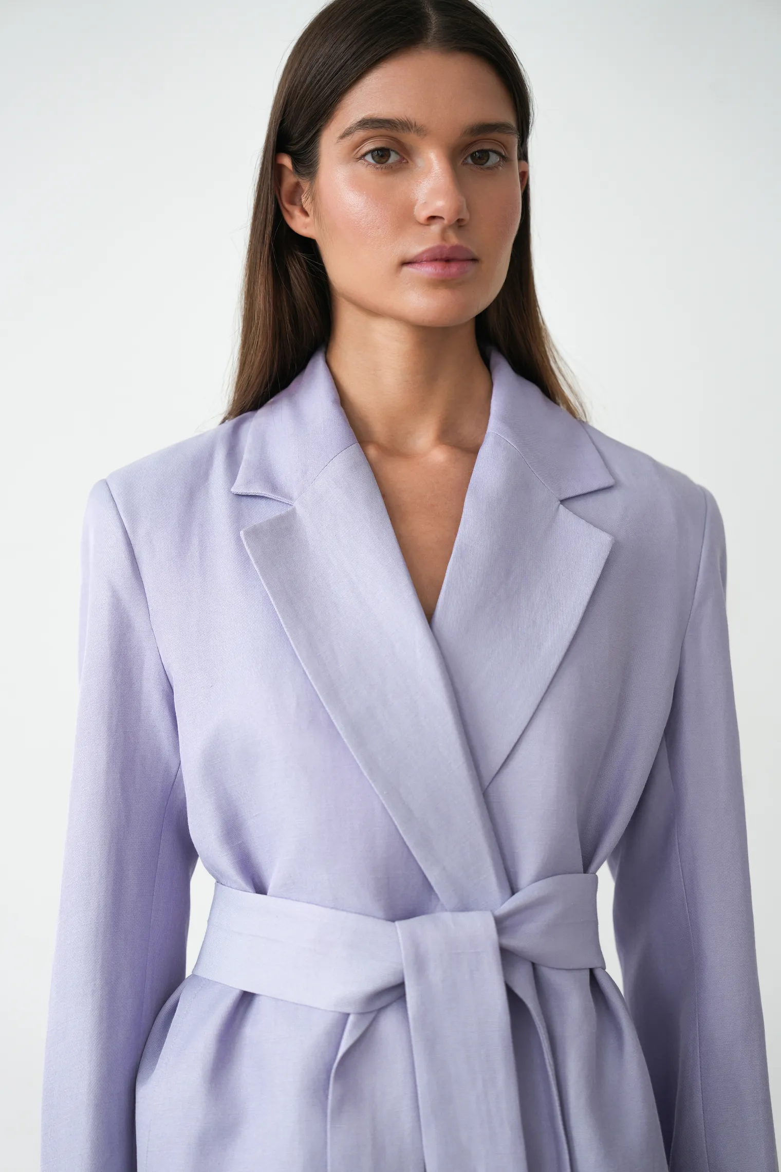 Жакет с поясом изо льна лавандового цвета фото 2
