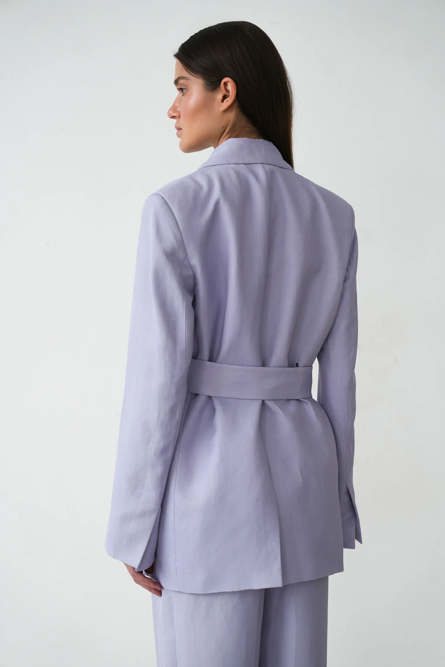 Жакет с поясом изо льна лавандового цвета фото 4