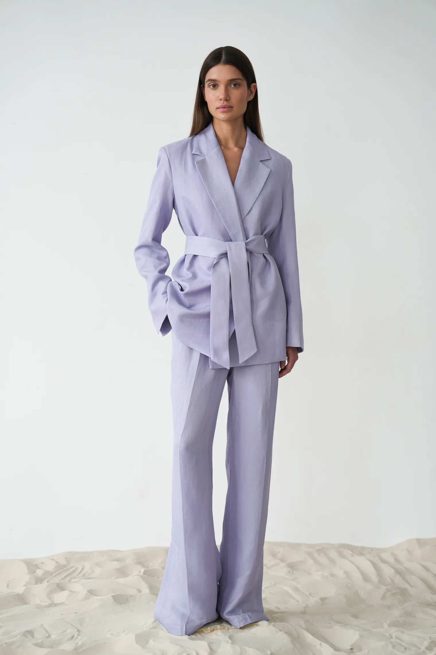 Жакет с поясом изо льна лавандового цвета фото 7
