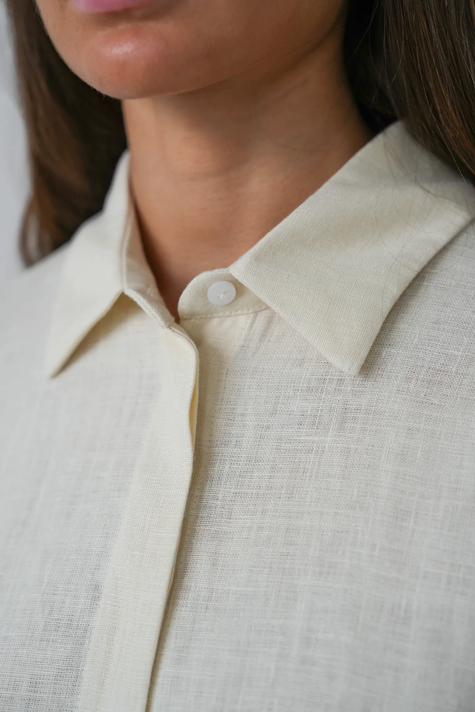 Платье-рубашка изо льна цвета тофу фото 5