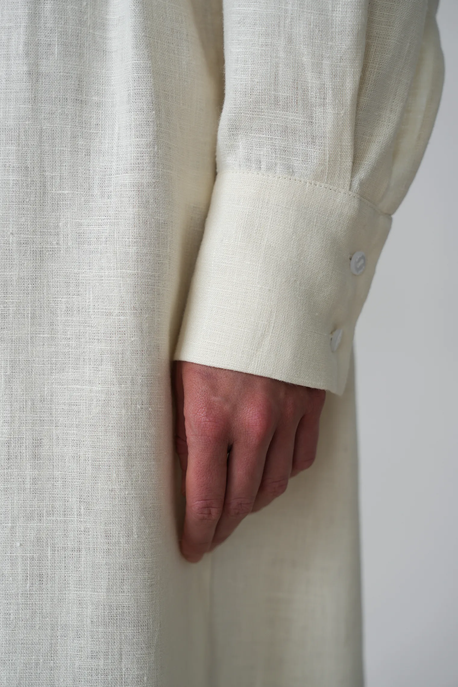 Платье-рубашка изо льна цвета тофу фото 2