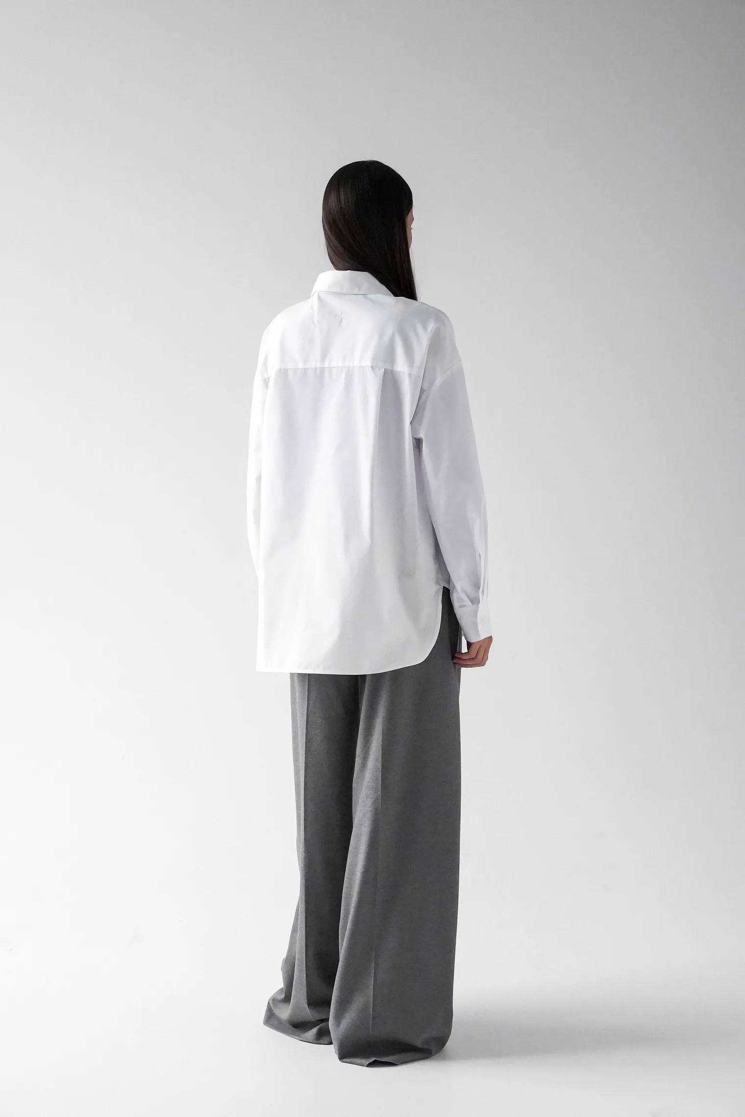 Рубашка свободного кроя белого цвета фото 10