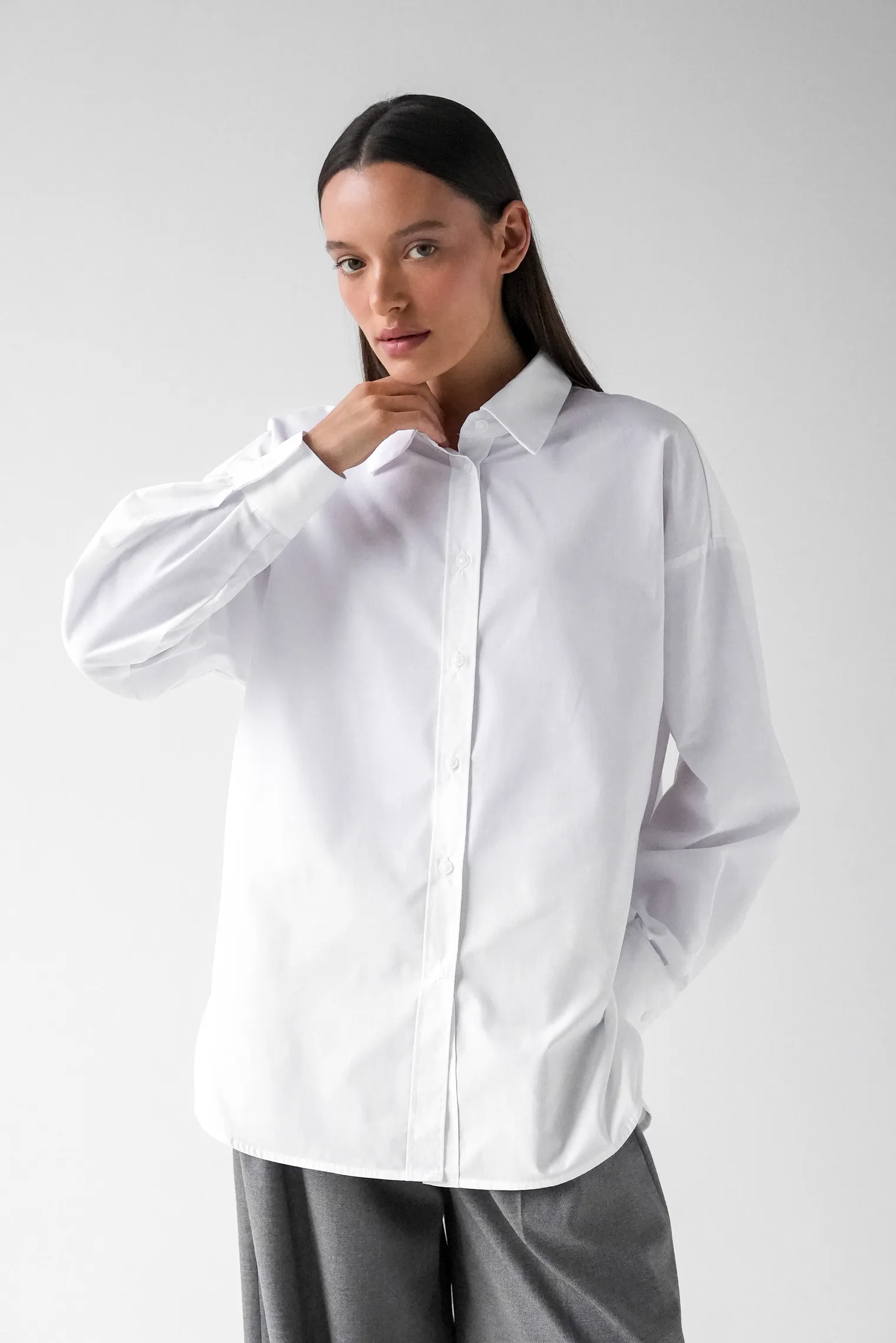 Рубашка свободного кроя белого цвета фото 8