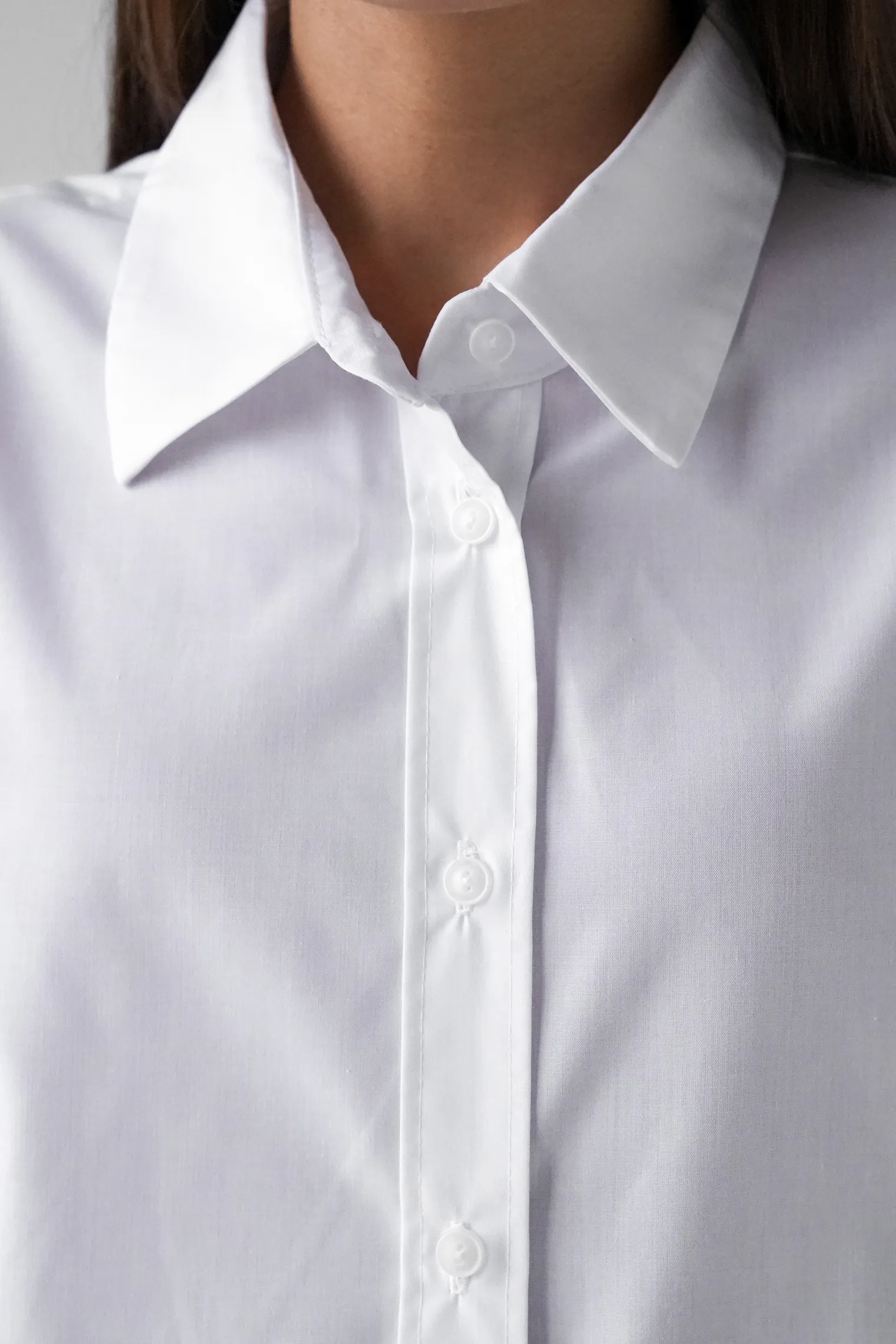 Рубашка свободного кроя белого цвета фото 5