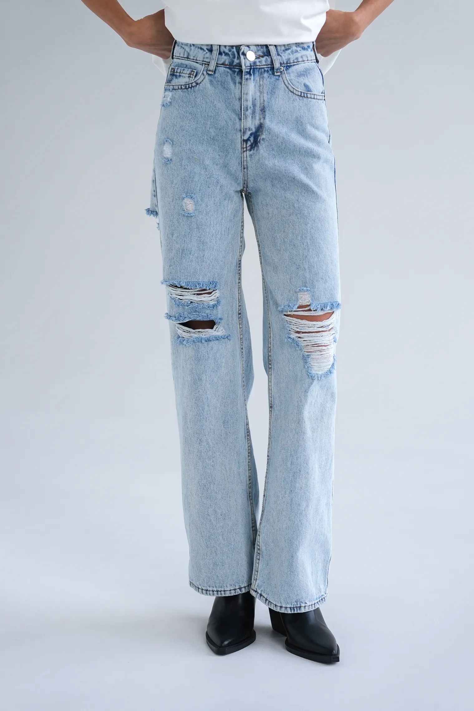 Джинсы свободного кроя с разрезами цвета голубая варка фото 2