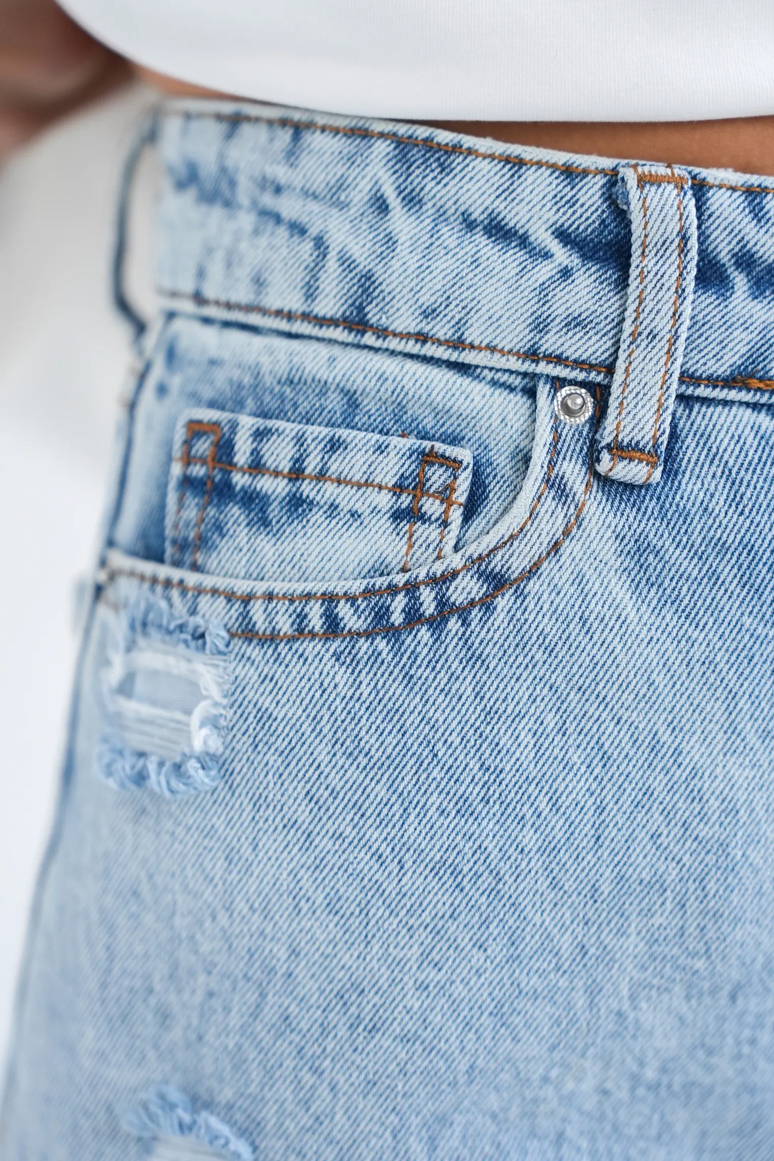 Джинсы свободного кроя с разрезами цвета голубая варка фото 8