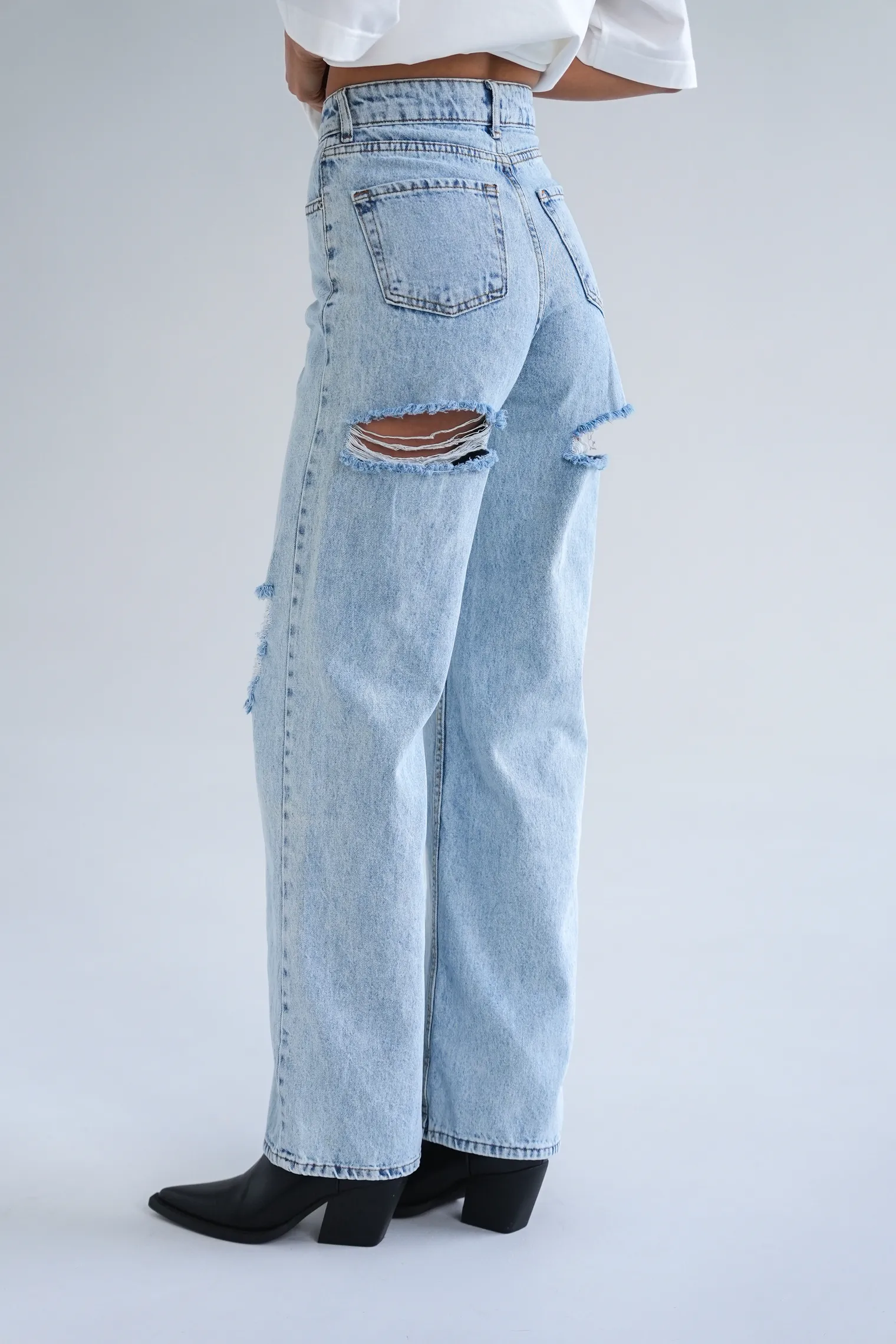 Джинсы свободного кроя с разрезами цвета голубая варка фото 7