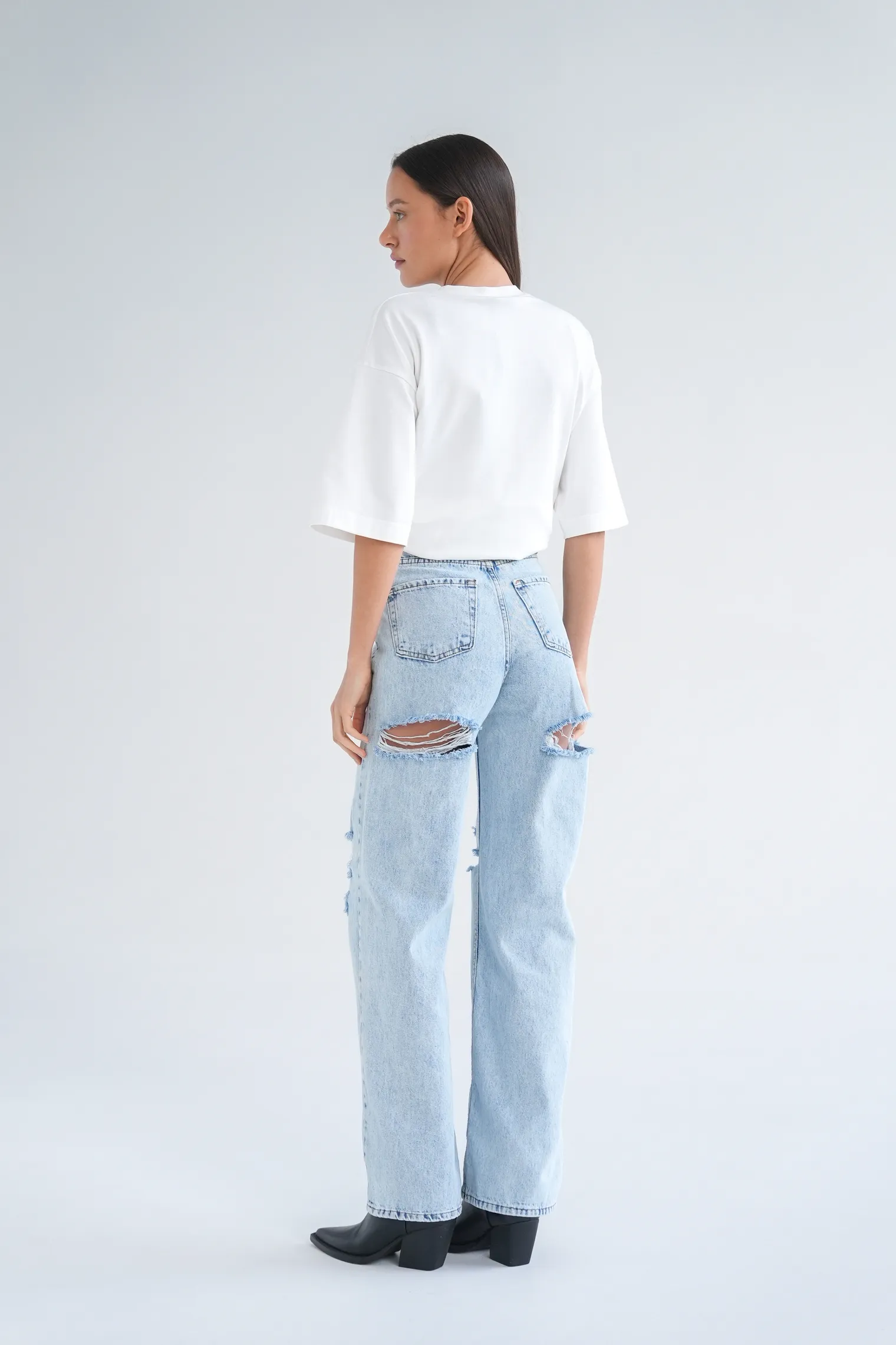 Джинсы свободного кроя с разрезами цвета голубая варка фото 3