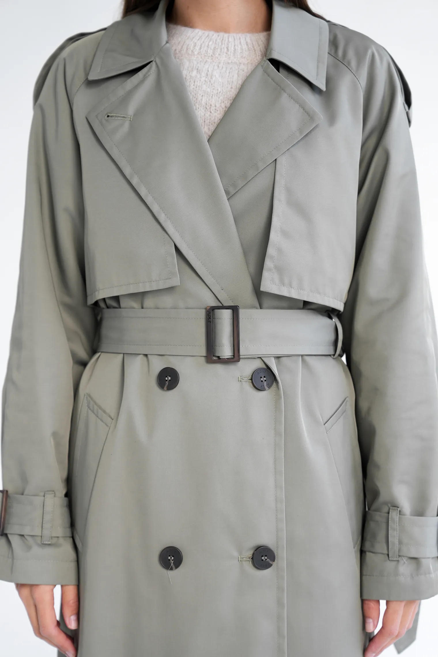 Тренч двубортный с поясом и рукавом реглан цвета полыни фото 6