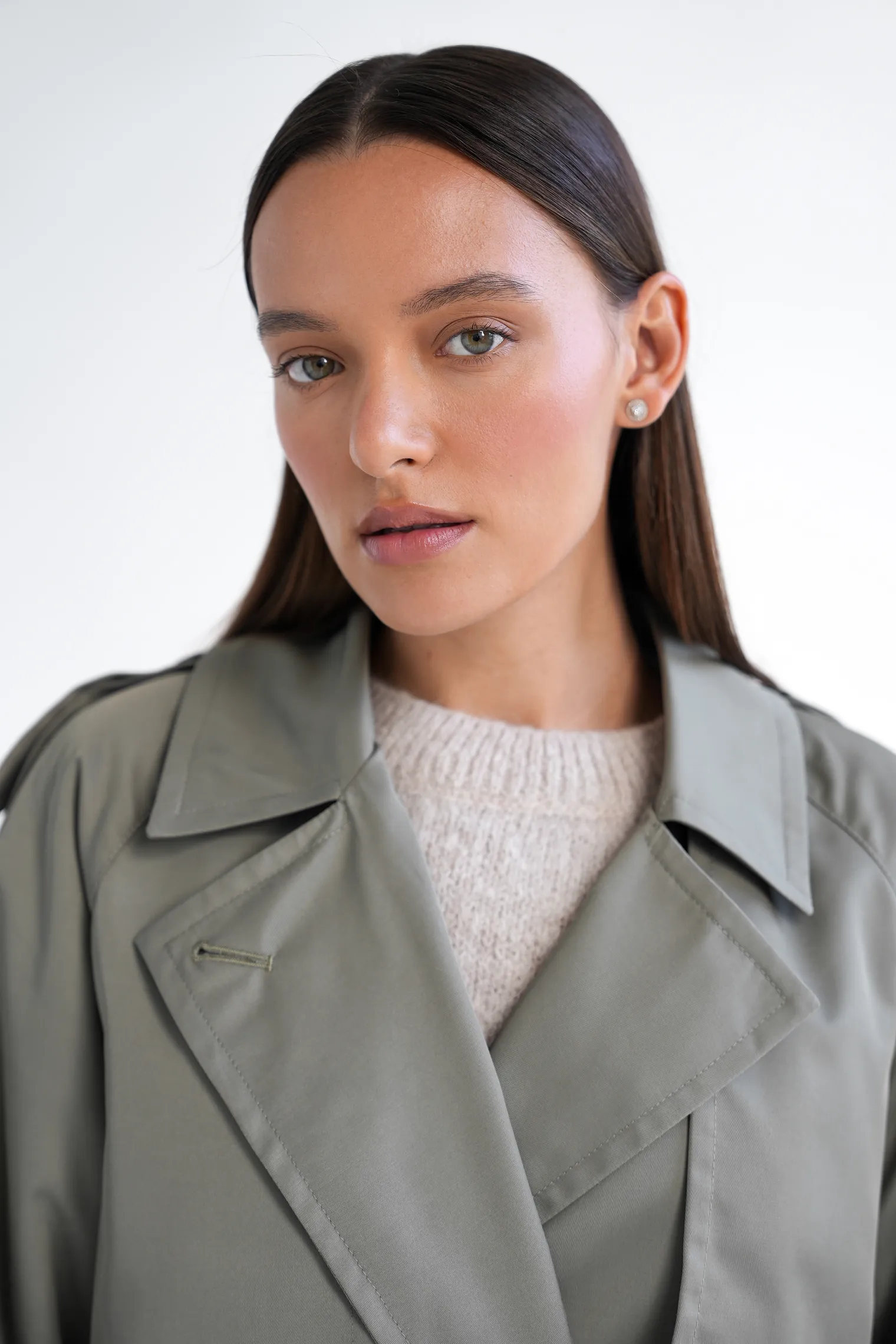 Тренч двубортный с поясом и рукавом реглан цвета полыни фото 2