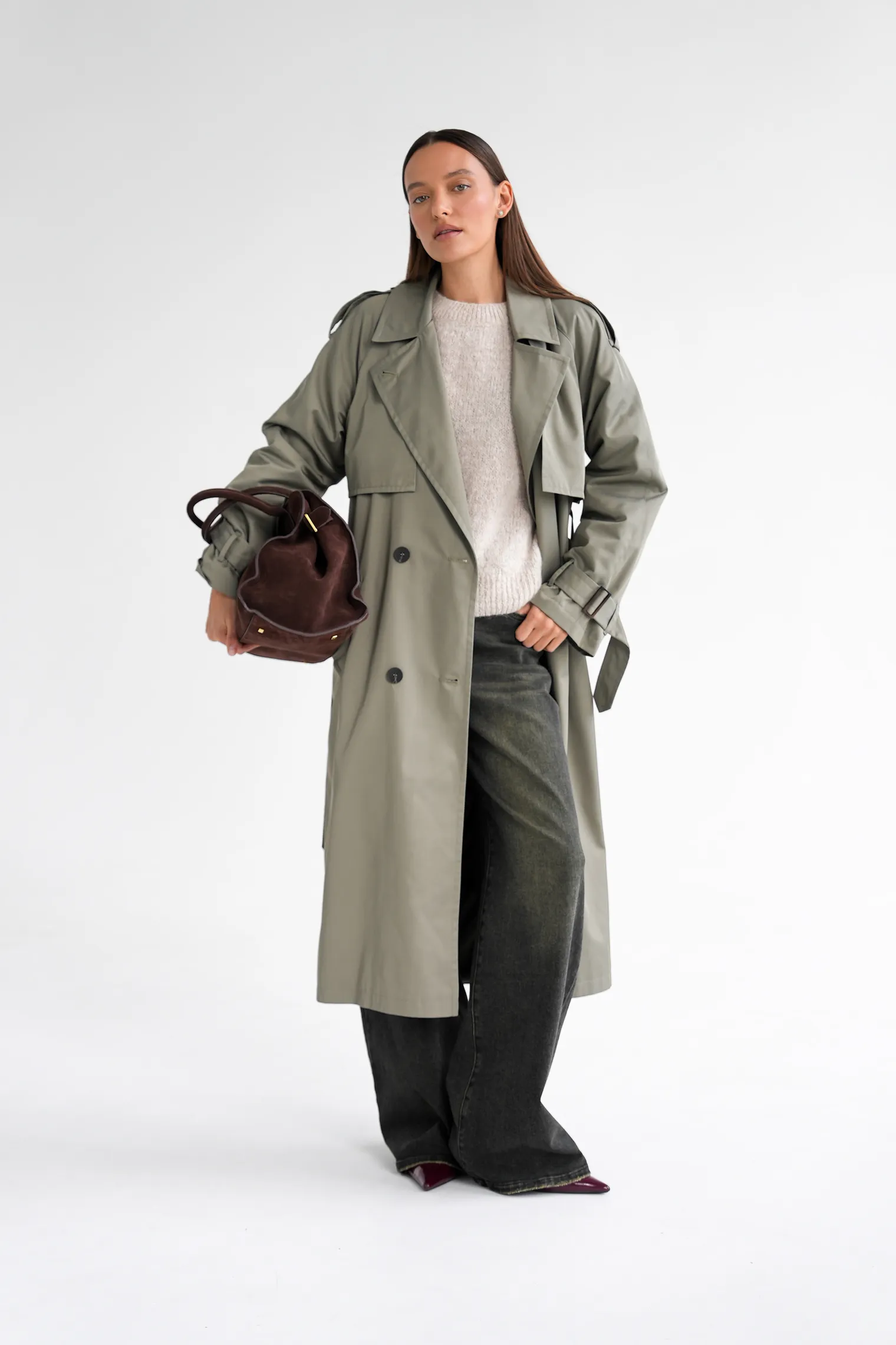 Тренч двубортный с поясом и рукавом реглан цвета полыни фото 3