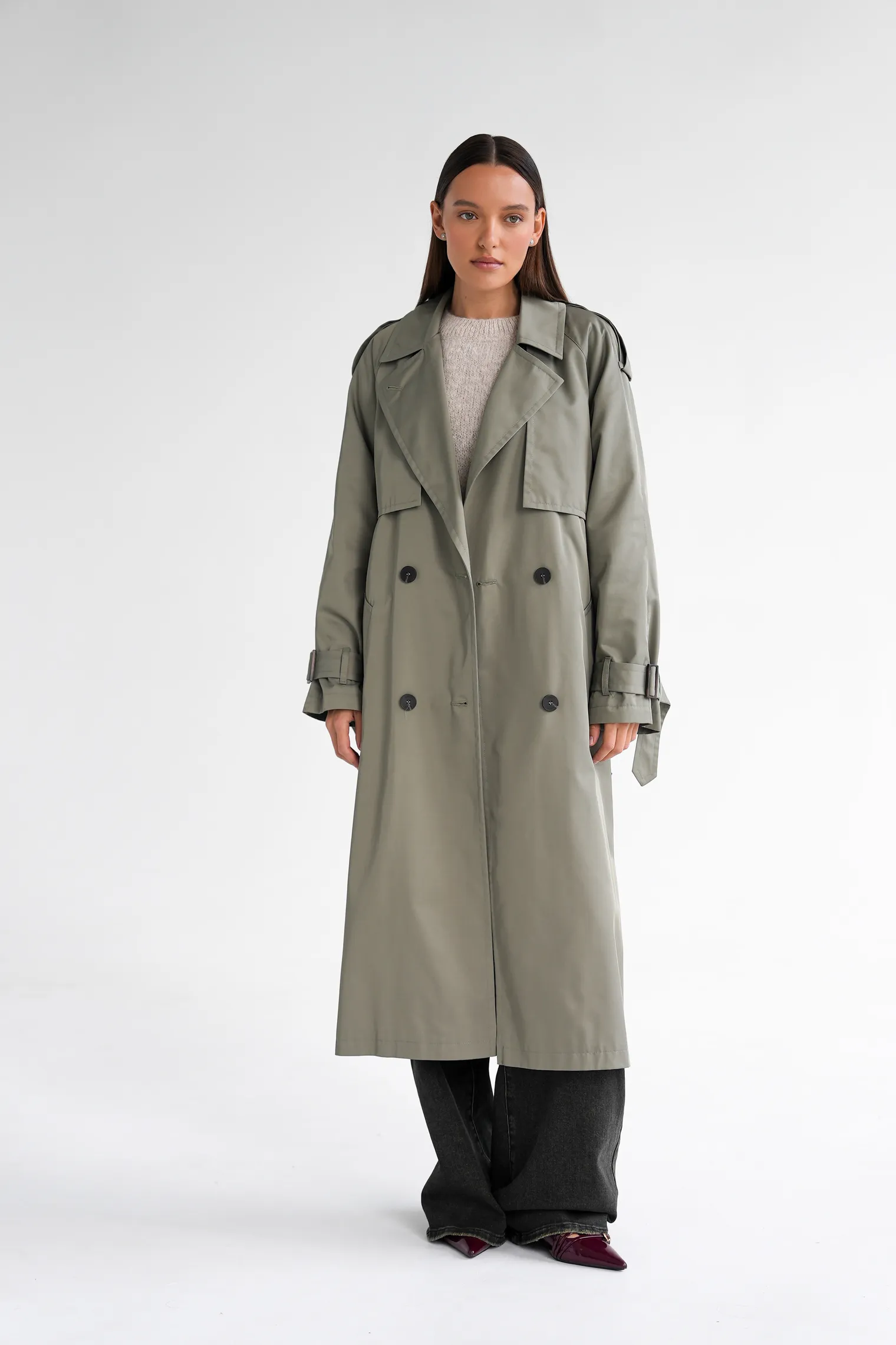 Тренч двубортный с поясом и рукавом реглан цвета полыни фото 7