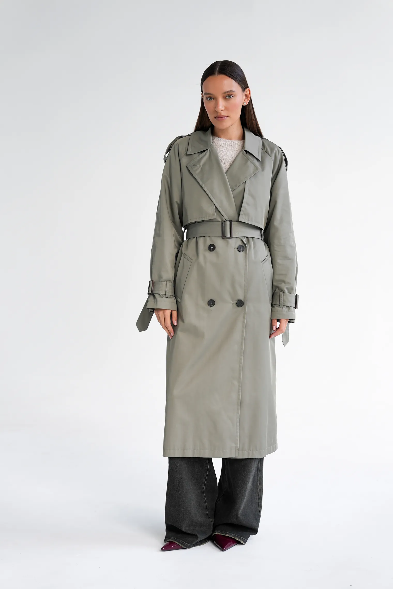 Тренч двубортный с поясом и рукавом реглан цвета полыни фото 1