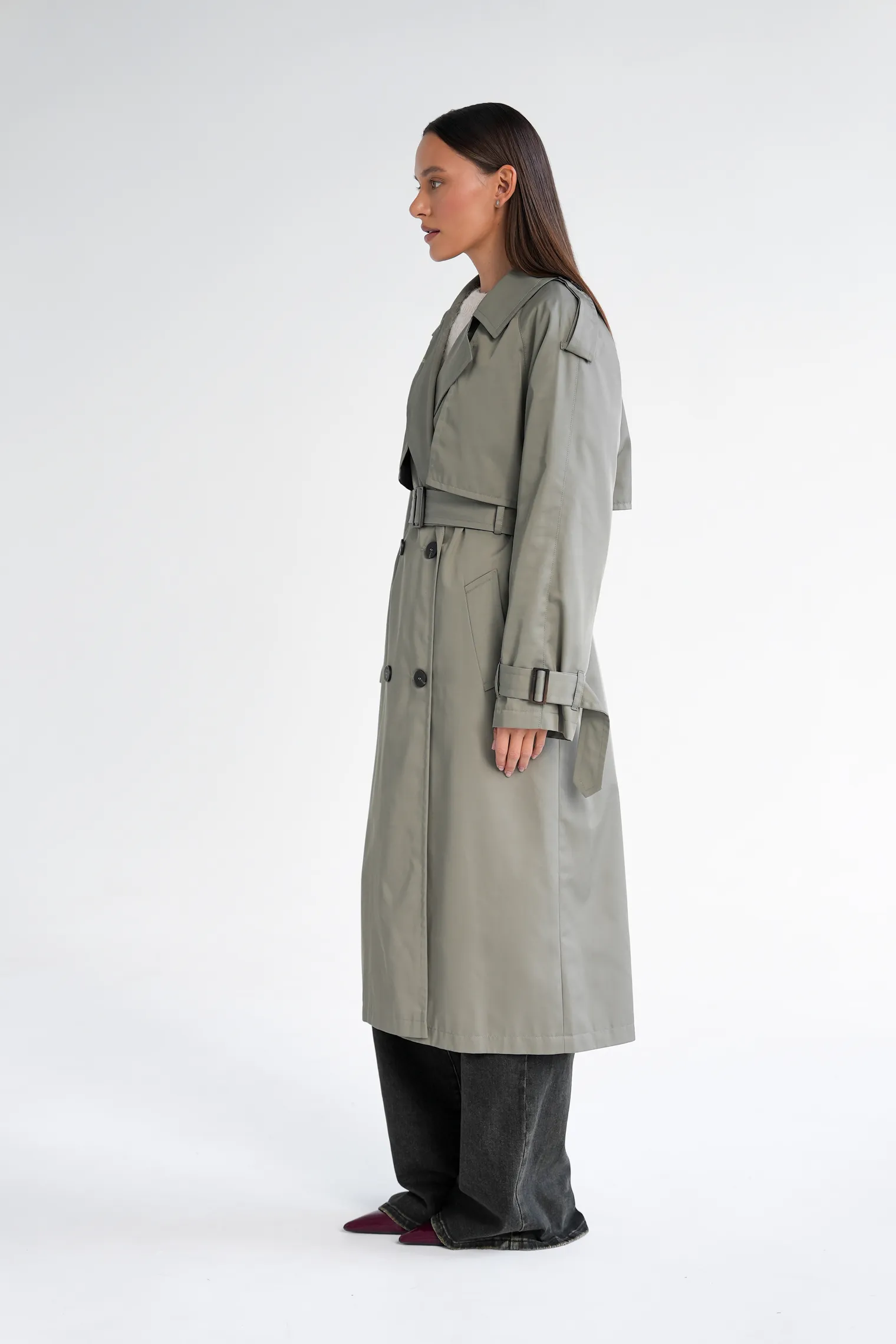 Тренч двубортный с поясом и рукавом реглан цвета полыни фото 5