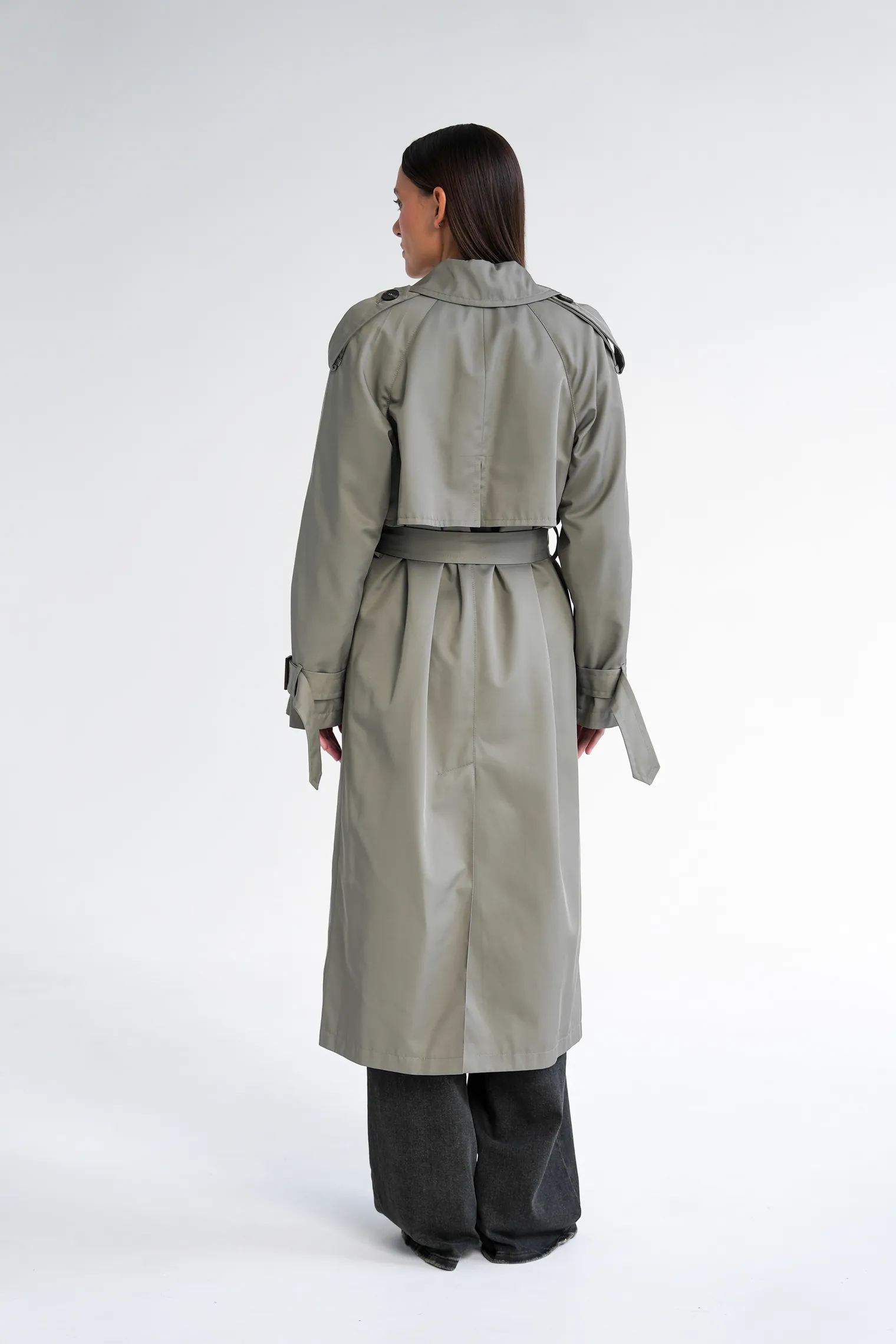 Тренч двубортный с поясом и рукавом реглан цвета полыни фото 4