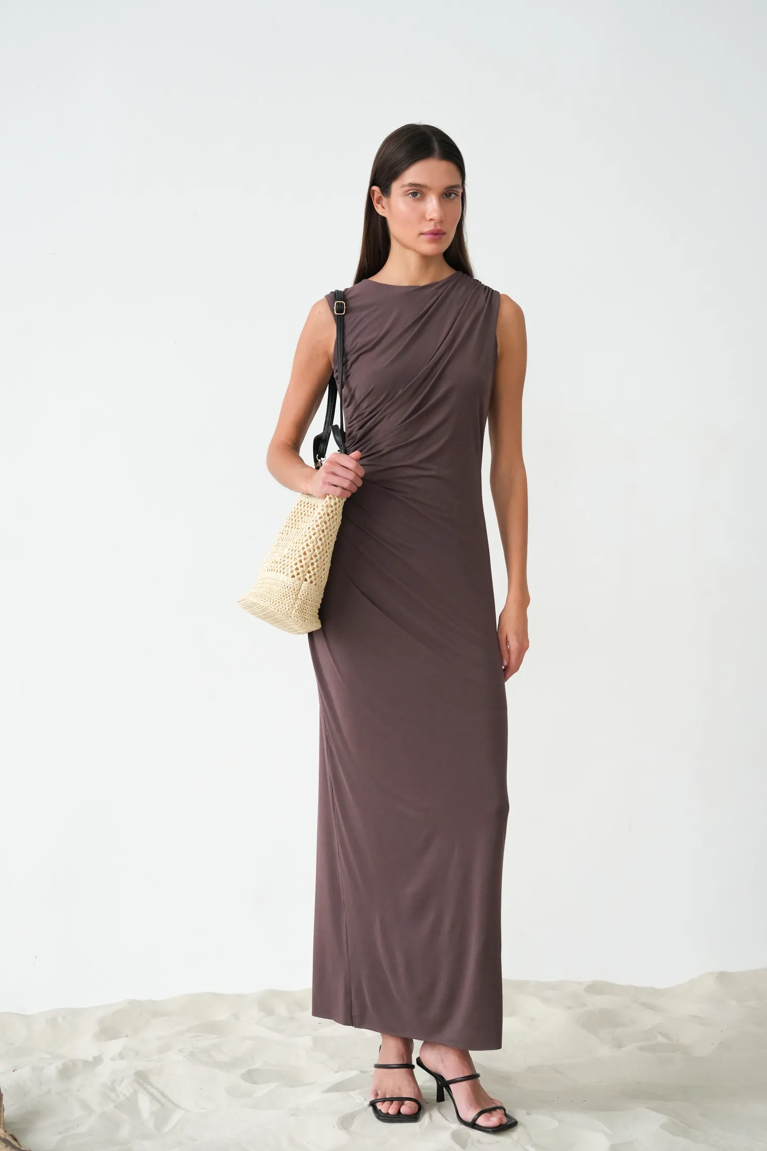 Платье макси со складками шоколадного цвета фото 1
