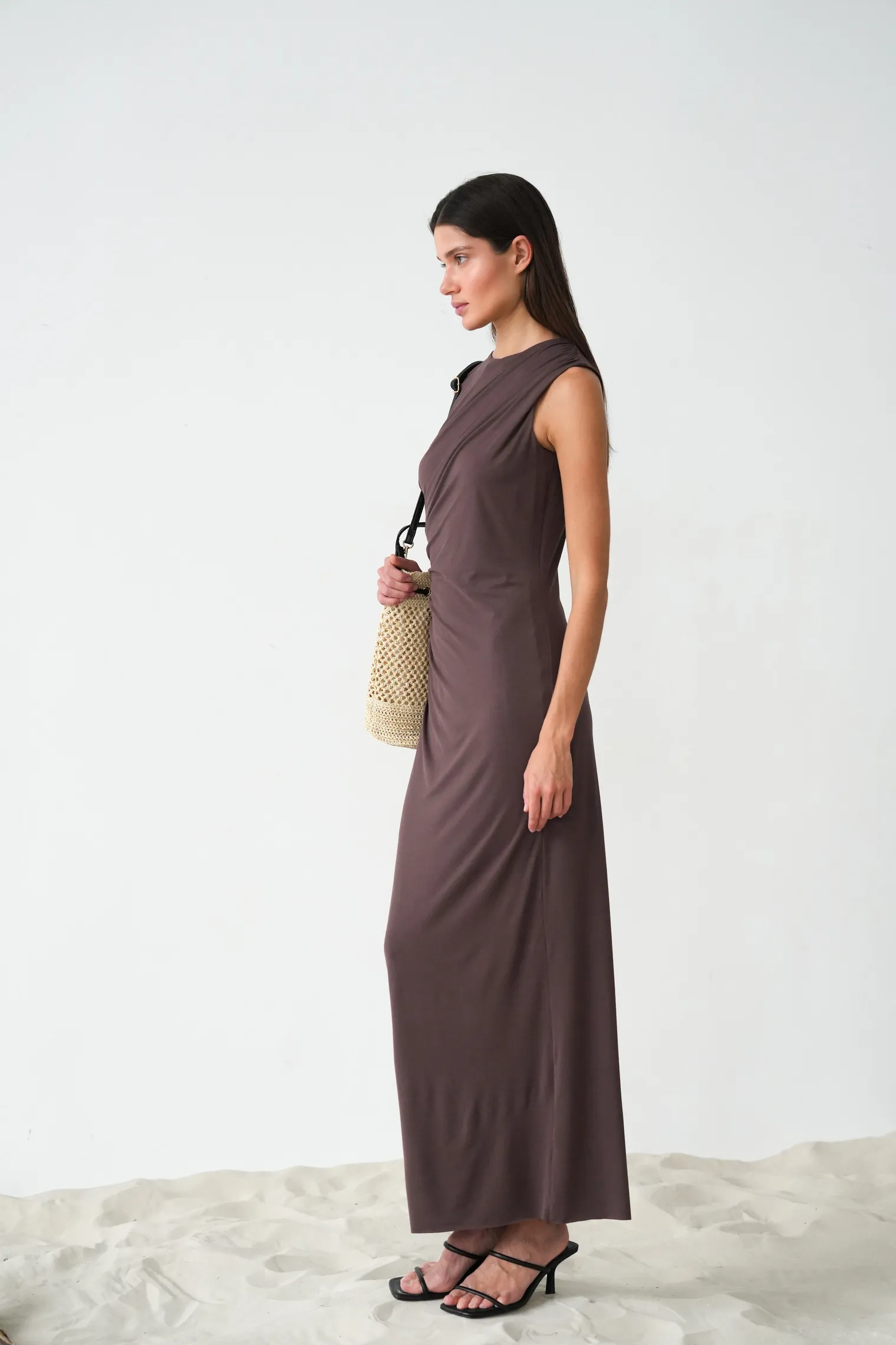 Платье макси со складками шоколадного цвета фото 5
