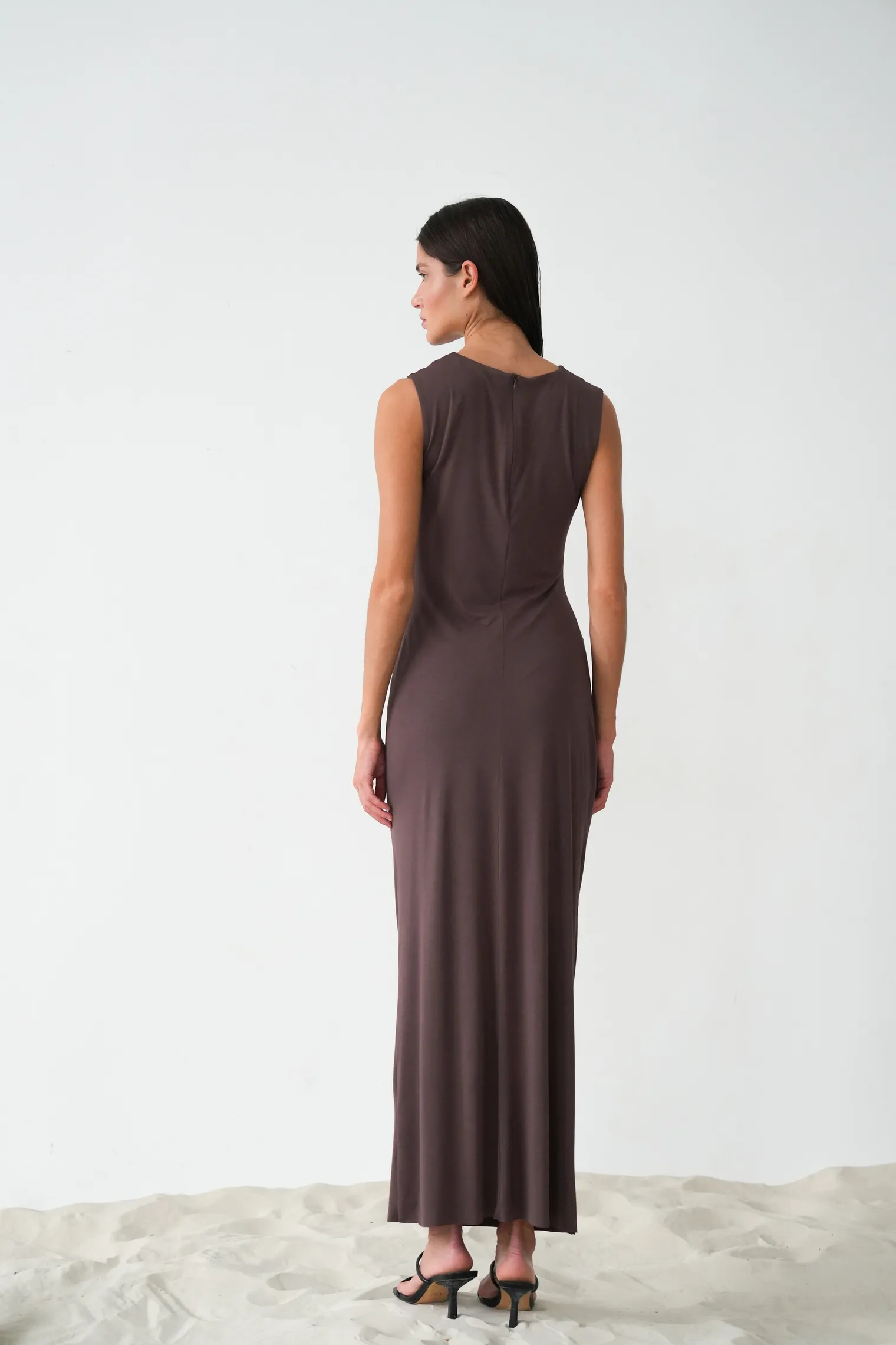 Платье макси со складками шоколадного цвета фото 4