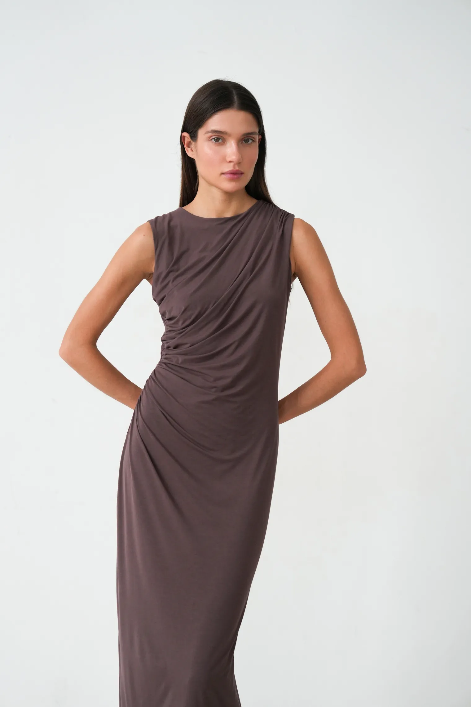 Платье макси со складками шоколадного цвета фото 3