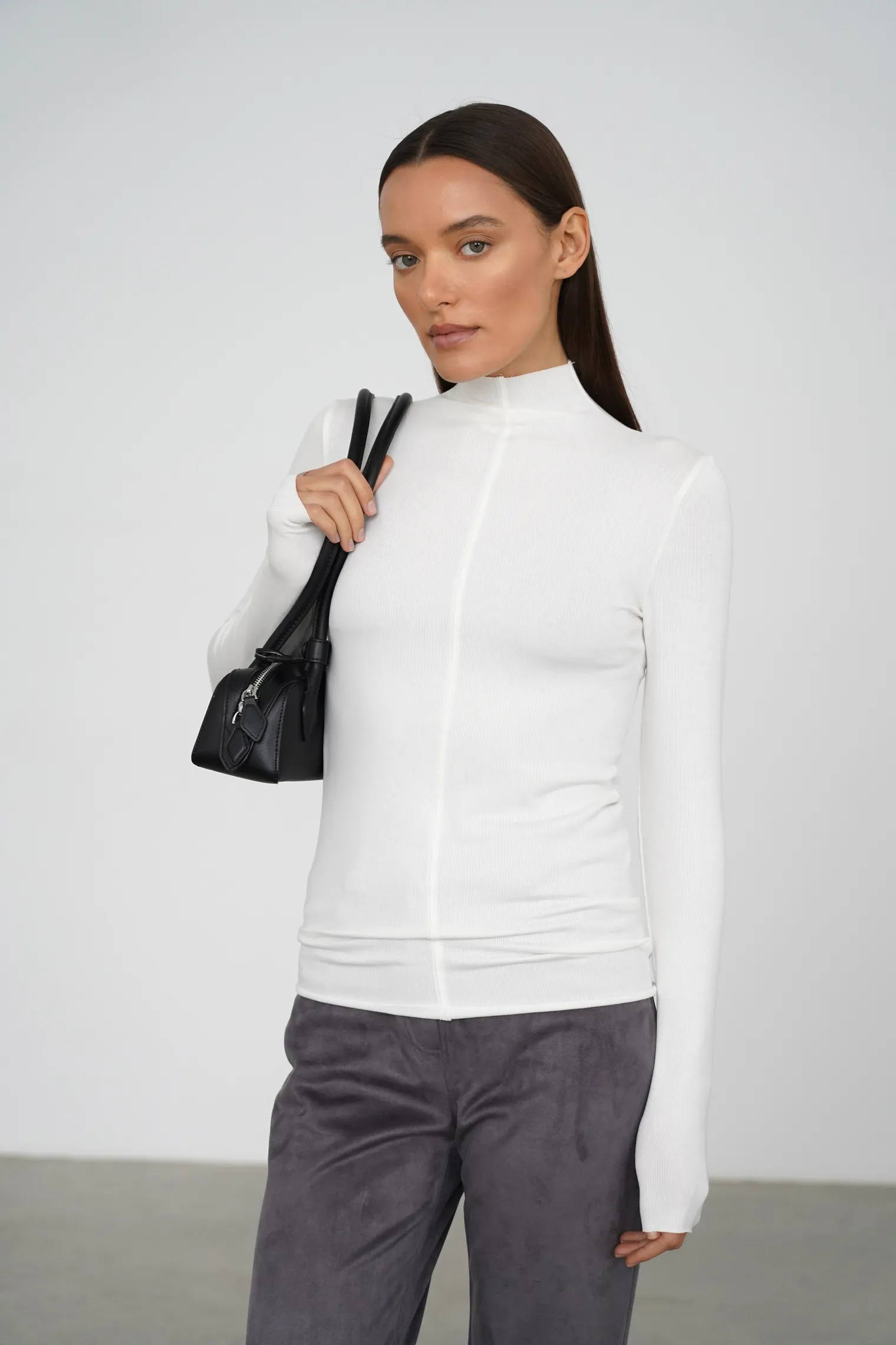 Водолазка в рубчик белого цвета фото 7