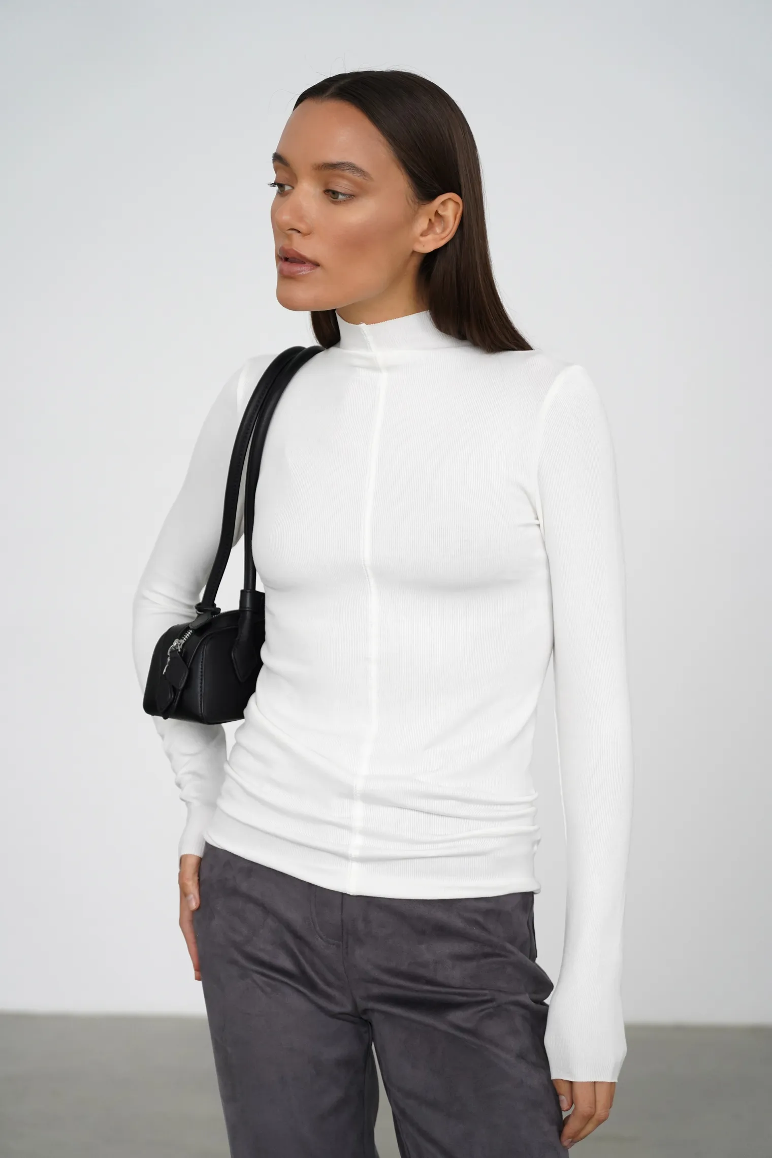 Водолазка в рубчик белого цвета фото 1