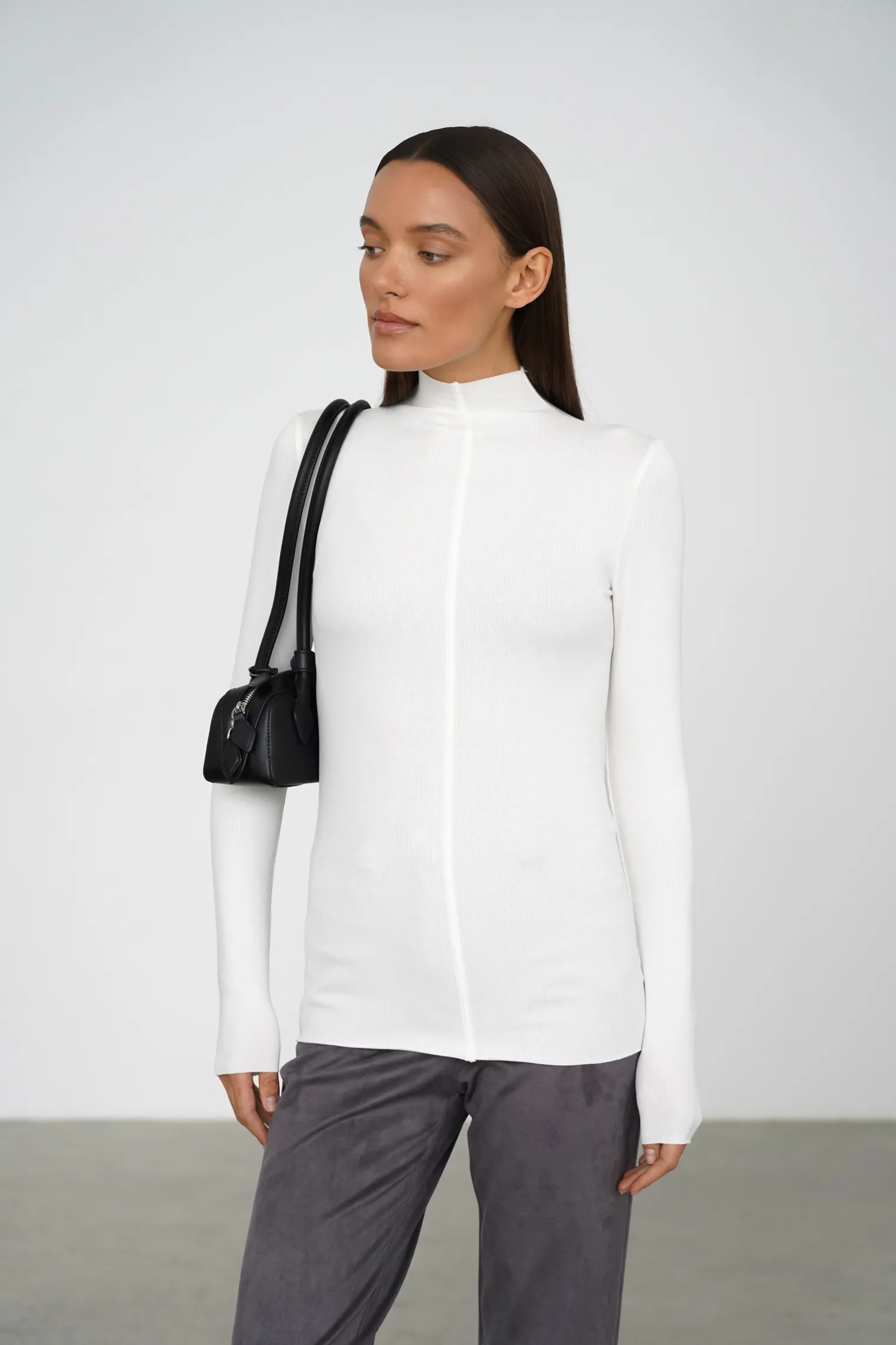 Водолазка в рубчик белого цвета фото 5