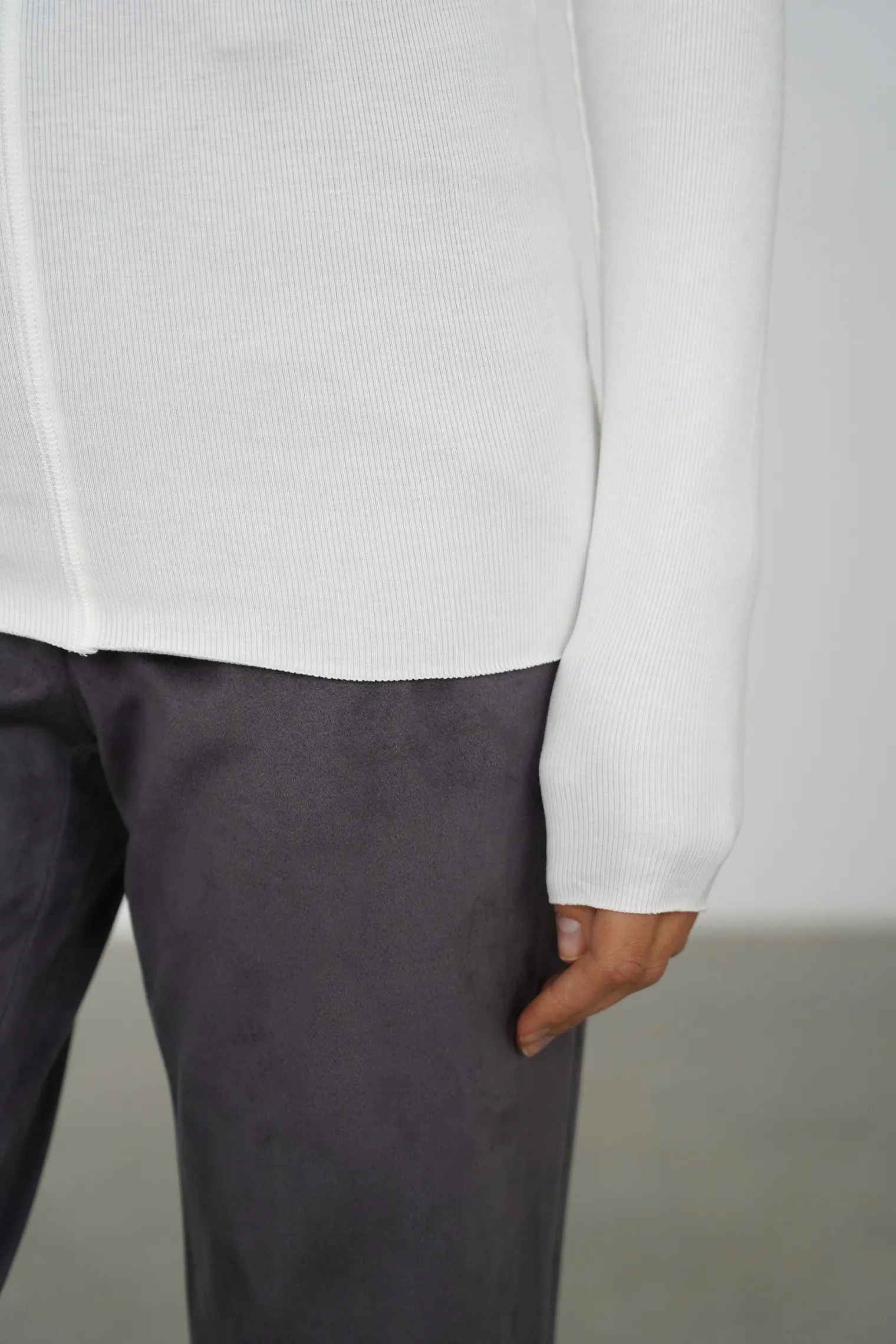 Водолазка в рубчик белого цвета фото 2