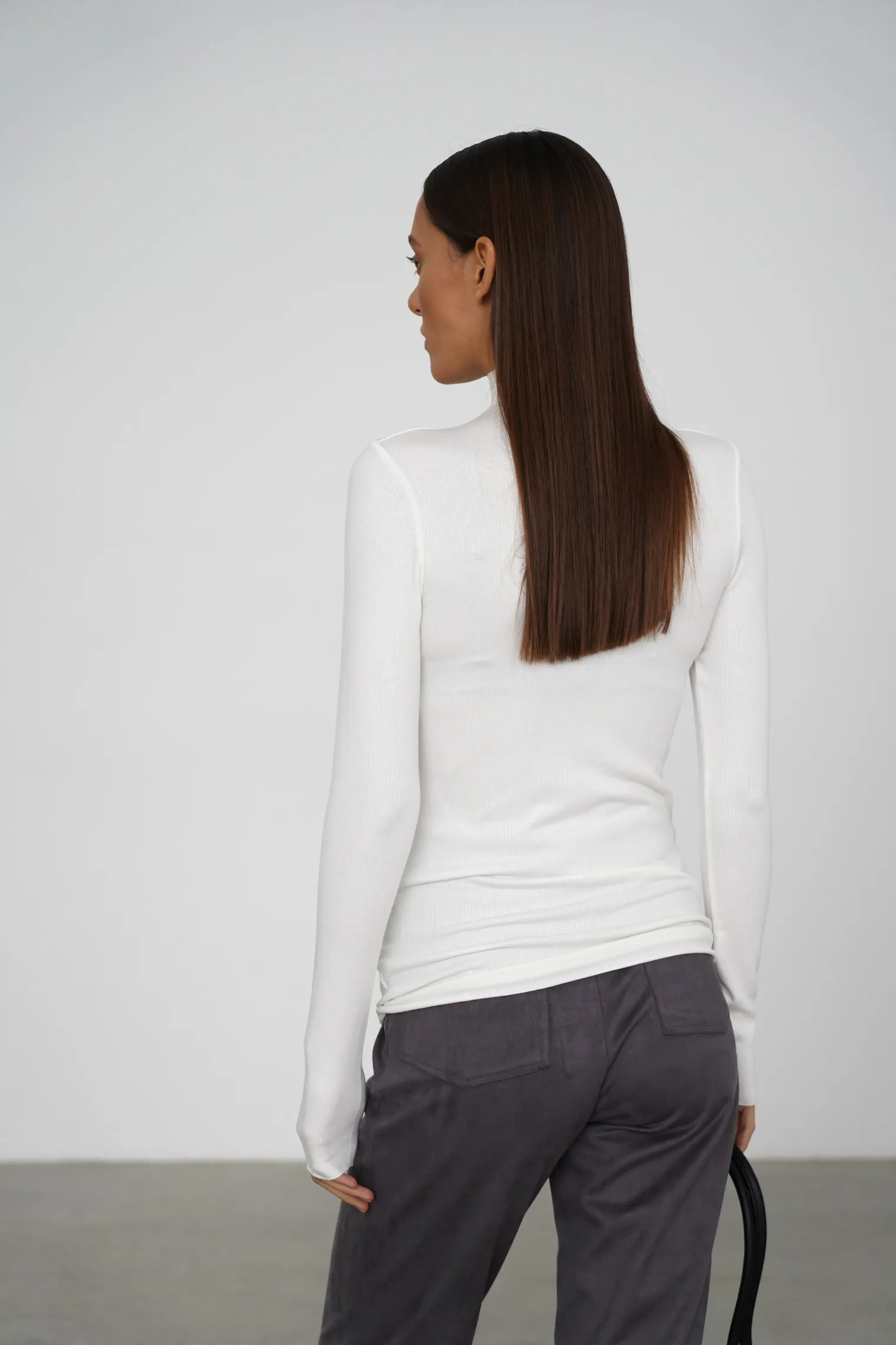 Водолазка в рубчик белого цвета фото 4