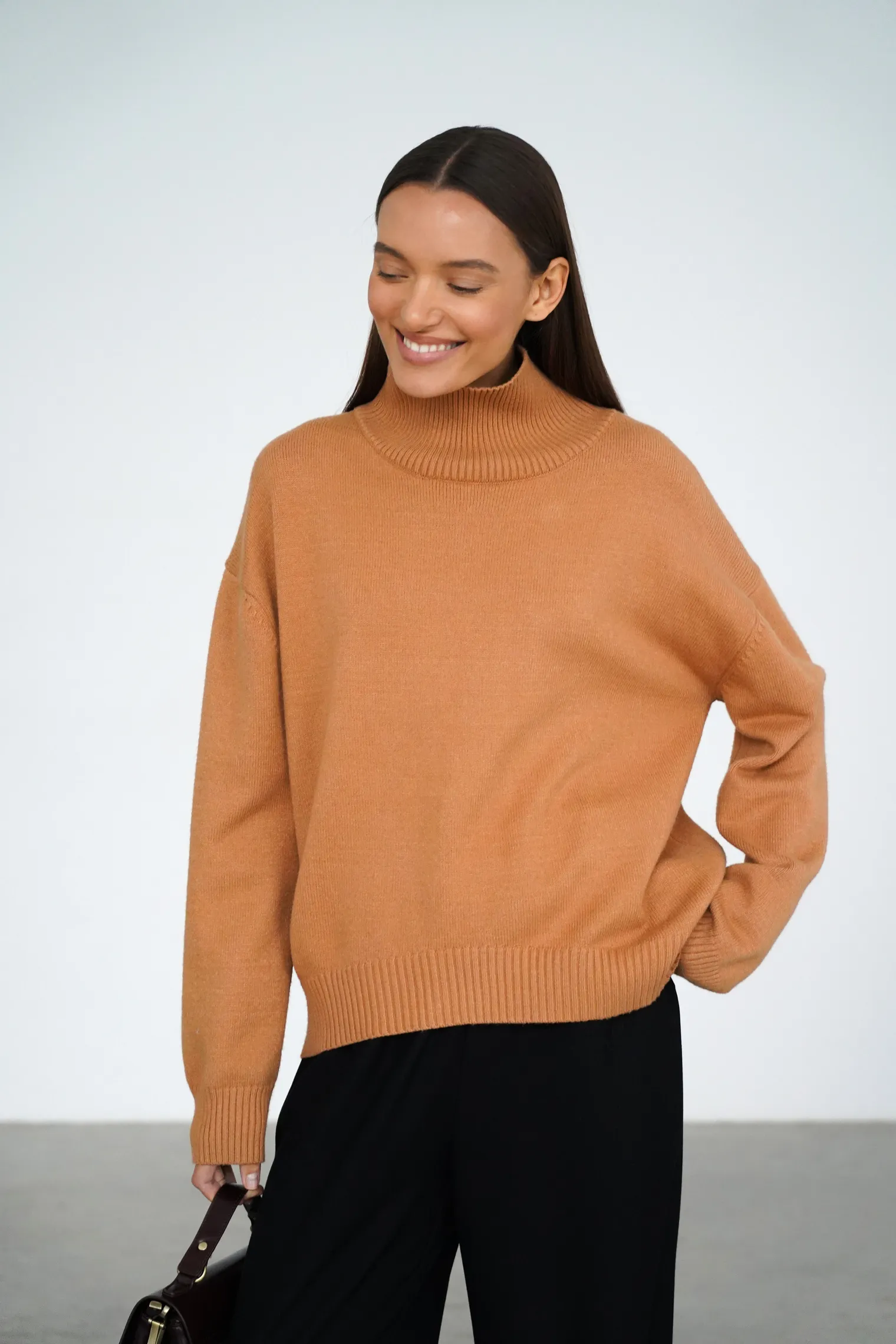 Джемпер мелкой вязки с высоким воротником карамельного цвета фото 1