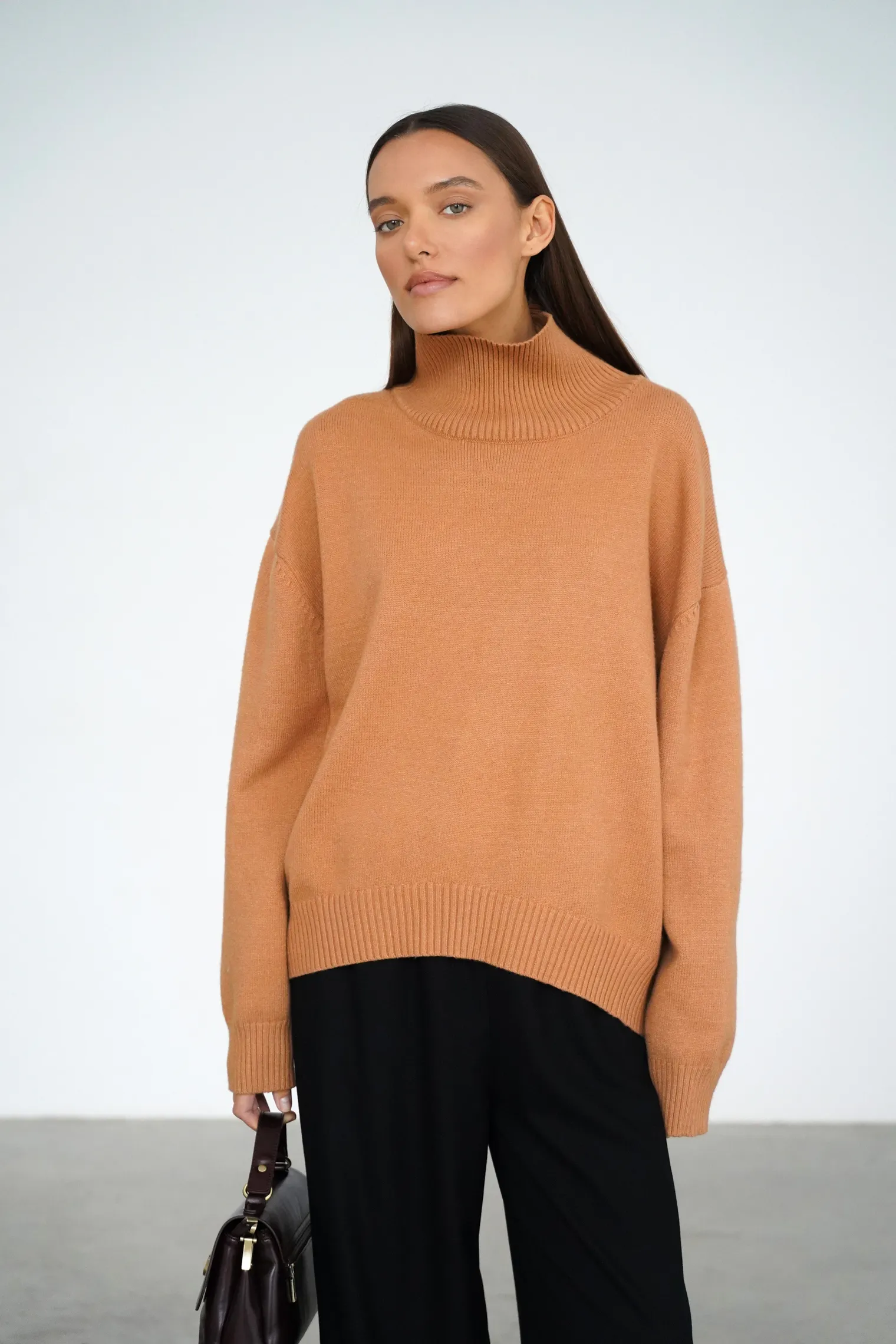 Джемпер мелкой вязки с высоким воротником карамельного цвета фото 7