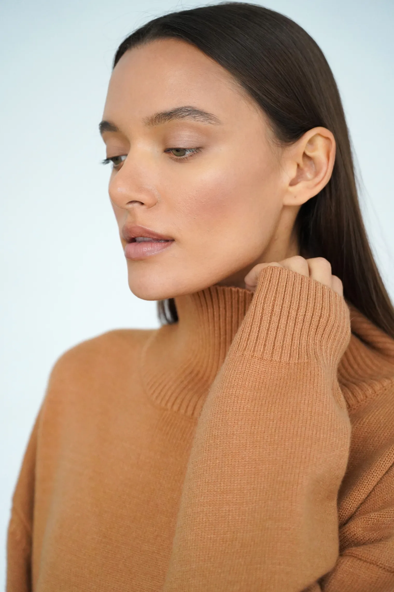 Джемпер мелкой вязки с высоким воротником карамельного цвета фото 5