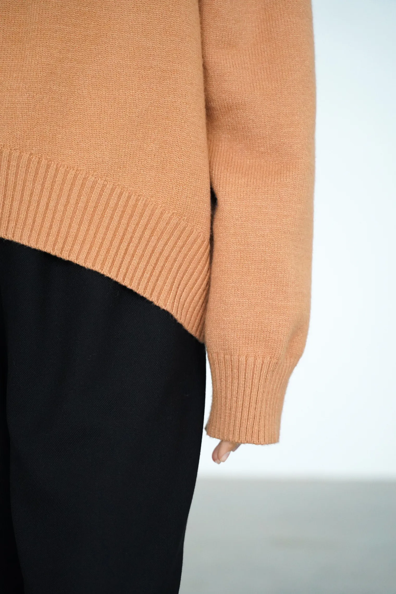 Джемпер мелкой вязки с высоким воротником карамельного цвета фото 2