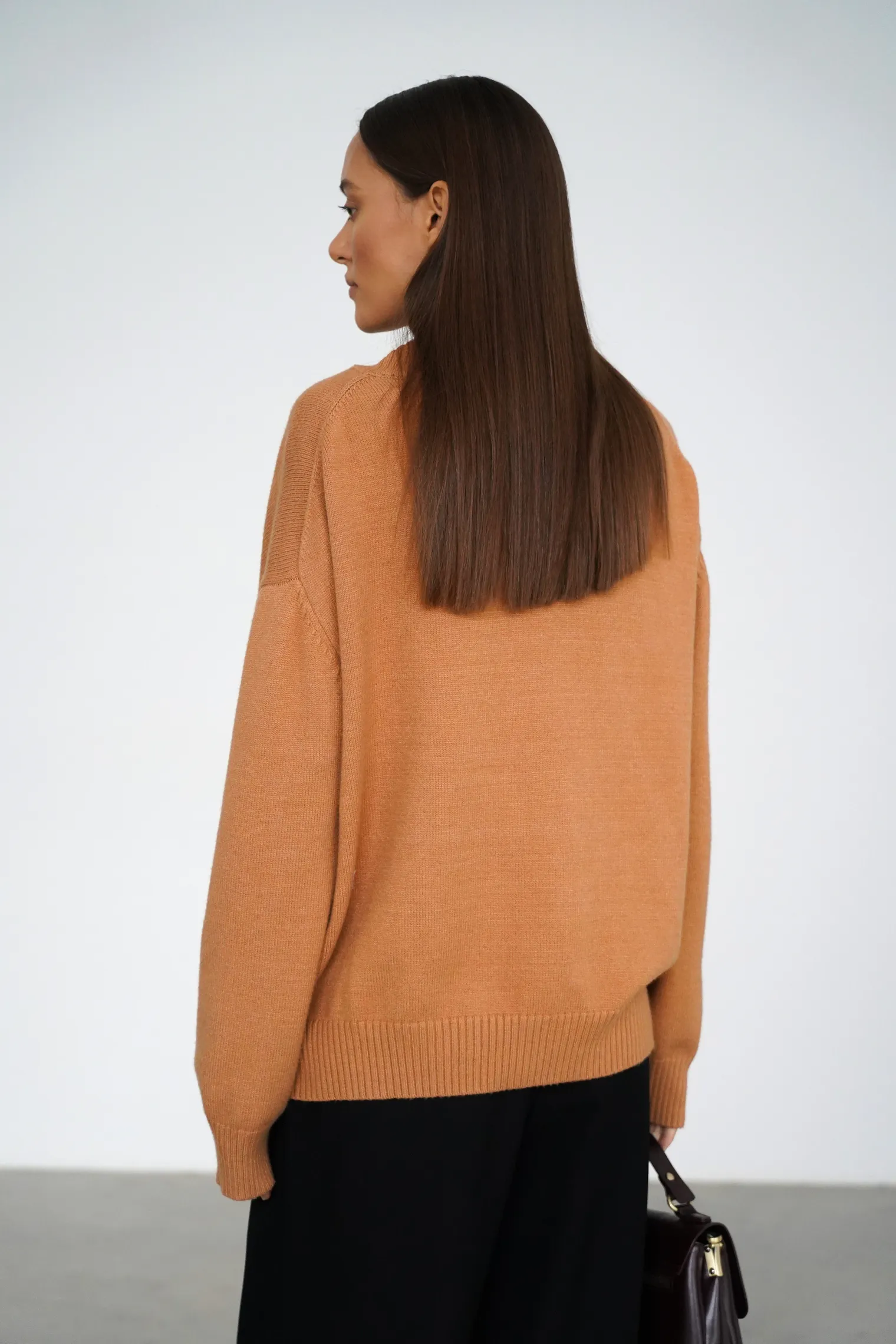 Джемпер мелкой вязки с высоким воротником карамельного цвета фото 4