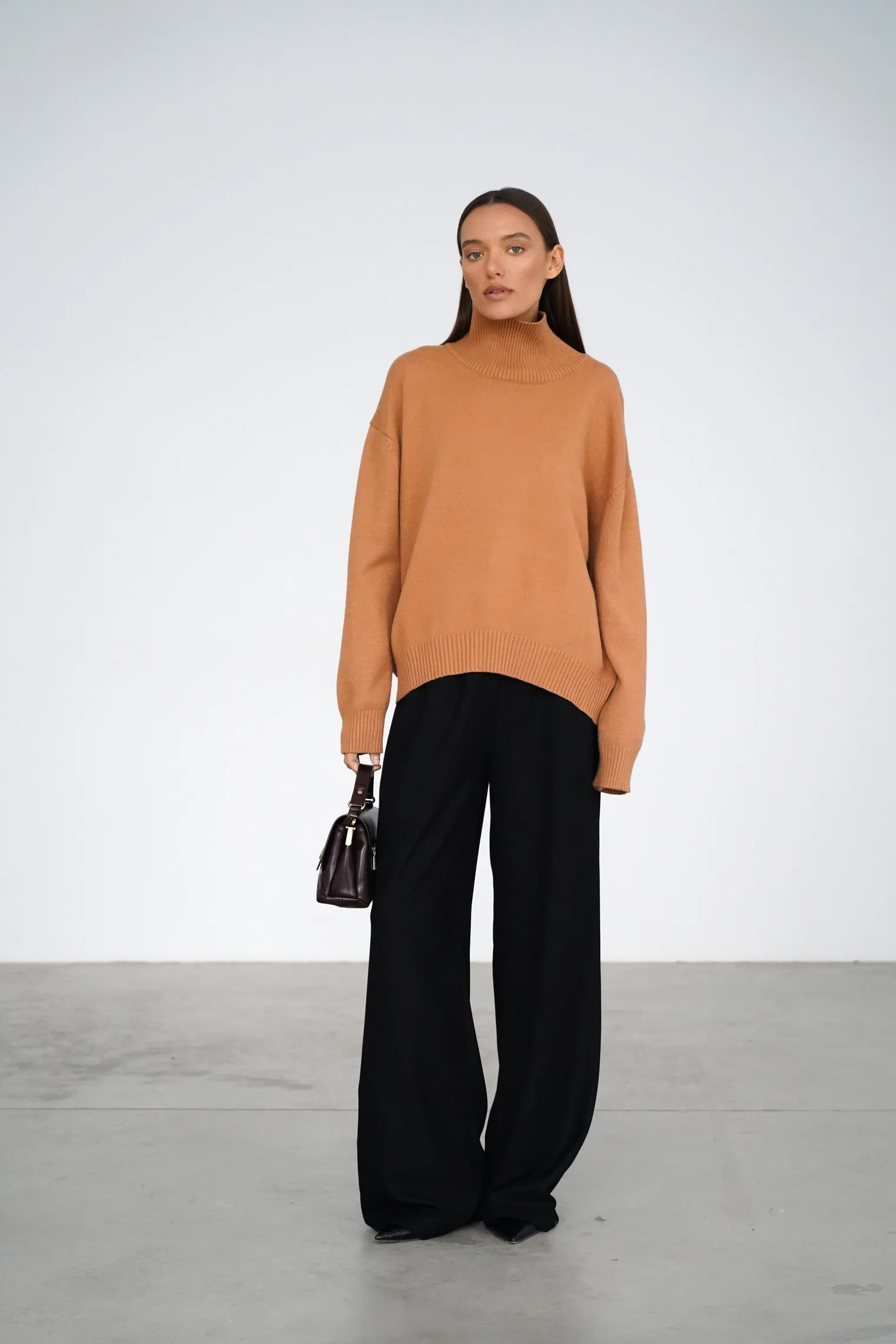 Джемпер мелкой вязки с высоким воротником карамельного цвета фото 6